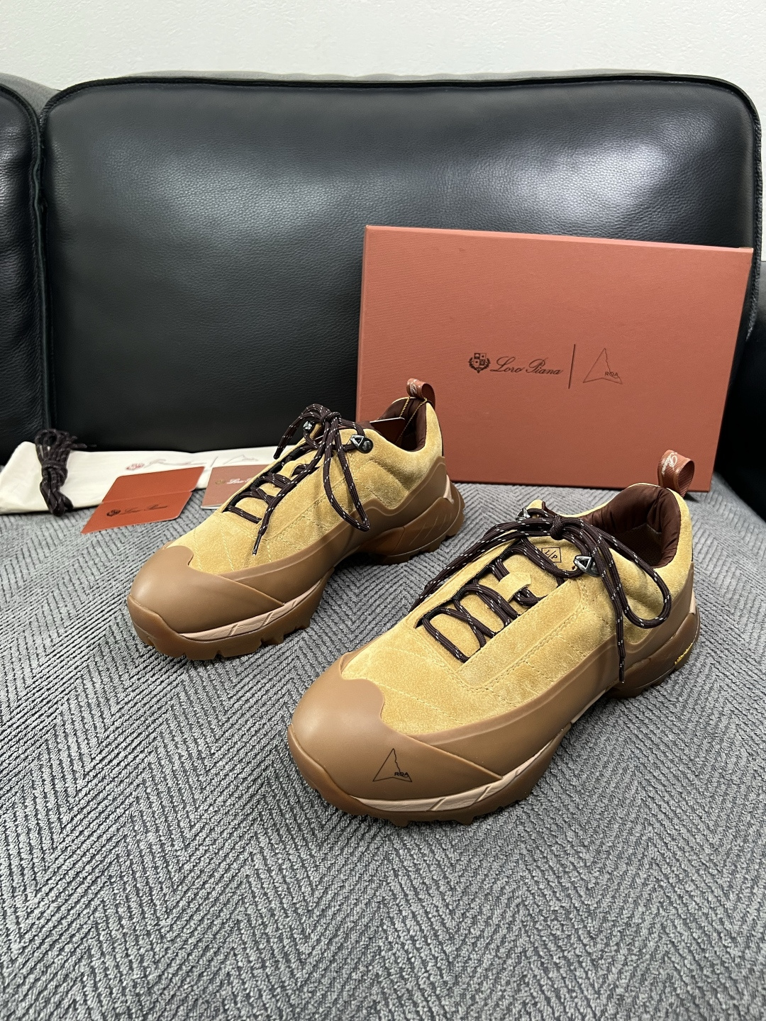 Loro Piana  高品质  顶级工艺品  诺悠翩雅  新品专柜同步原厂配置，鞋面意大利进口牛皮面料，高品质拼接工艺