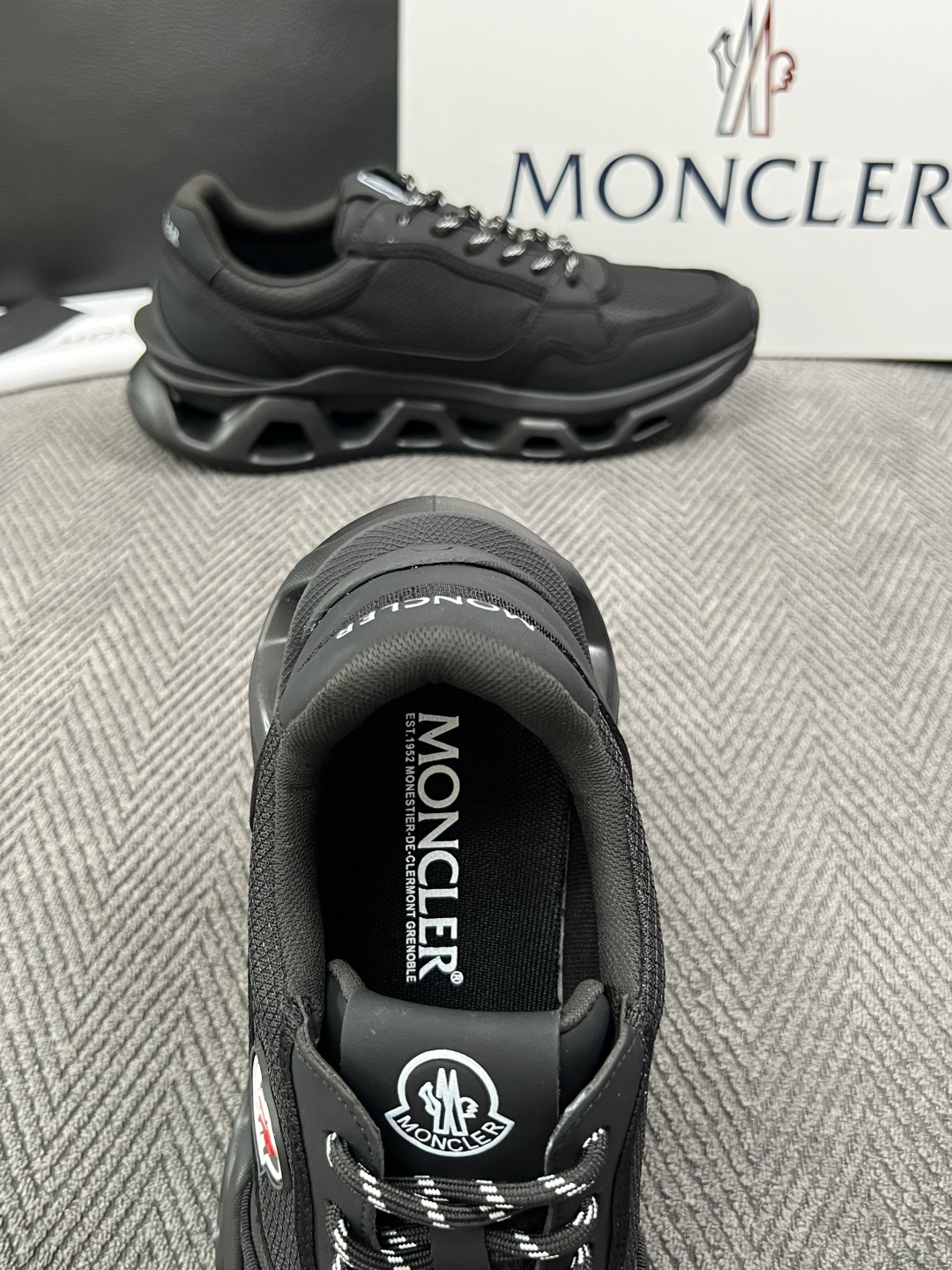 MONCLER  高品质  顶级工艺品   蒙口 新品专柜新款，原厂配置意大利进口牛皮搭配面料，高品质复杂拼接工艺，进口