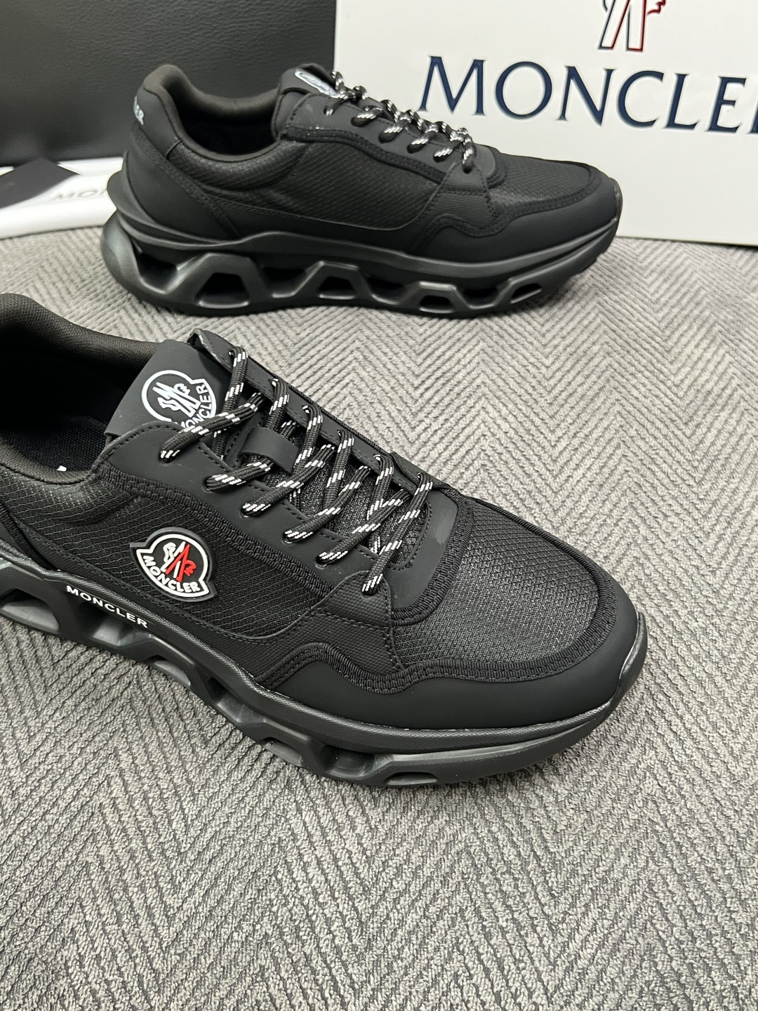 MONCLER  高品质  顶级工艺品   蒙口 新品专柜新款，原厂配置意大利进口牛皮搭配面料，高品质复杂拼接工艺，进口