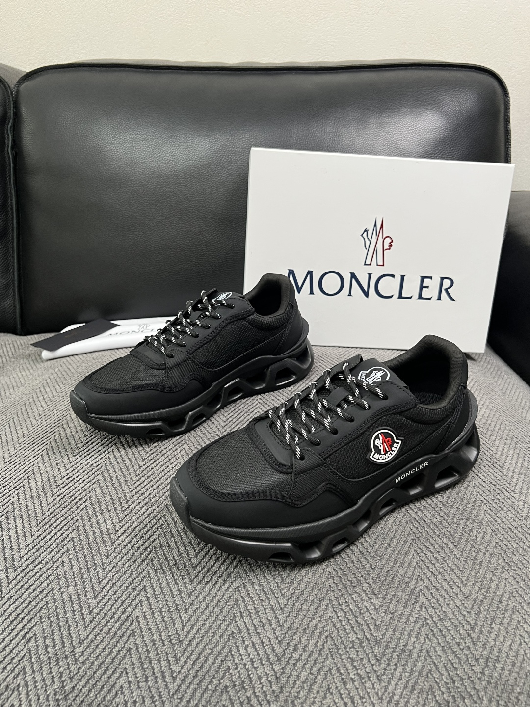 MONCLER  高品质  顶级工艺品   蒙口 新品专柜新款，原厂配置意大利进口牛皮搭配面料，高品质复杂拼接工艺，进口