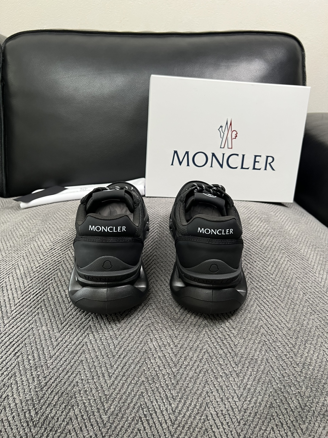 MONCLER  高品质  顶级工艺品   蒙口 新品专柜新款，原厂配置意大利进口牛皮搭配面料，高品质复杂拼接工艺，进口