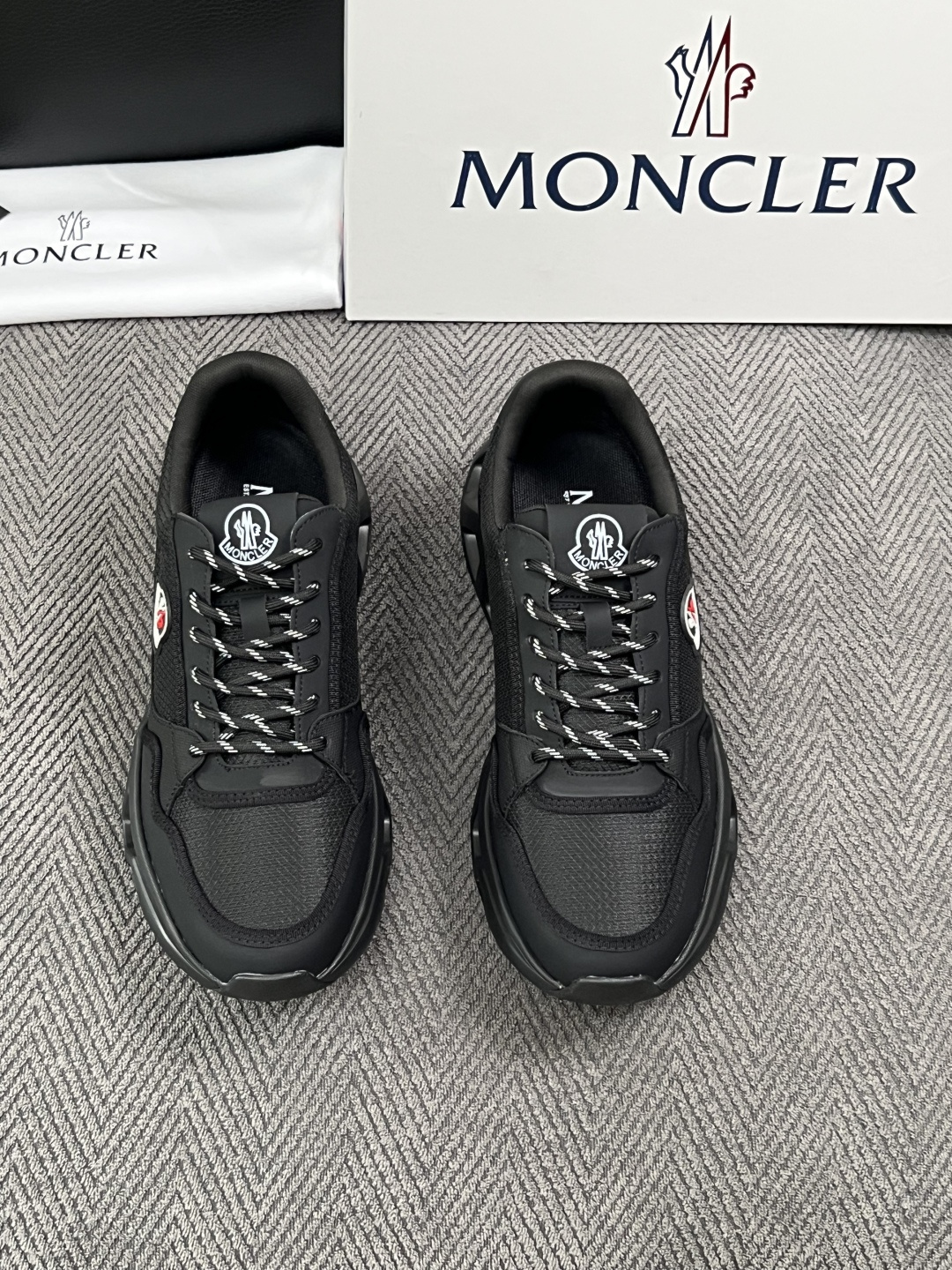 MONCLER  高品质  顶级工艺品   蒙口 新品专柜新款，原厂配置意大利进口牛皮搭配面料，高品质复杂拼接工艺，进口