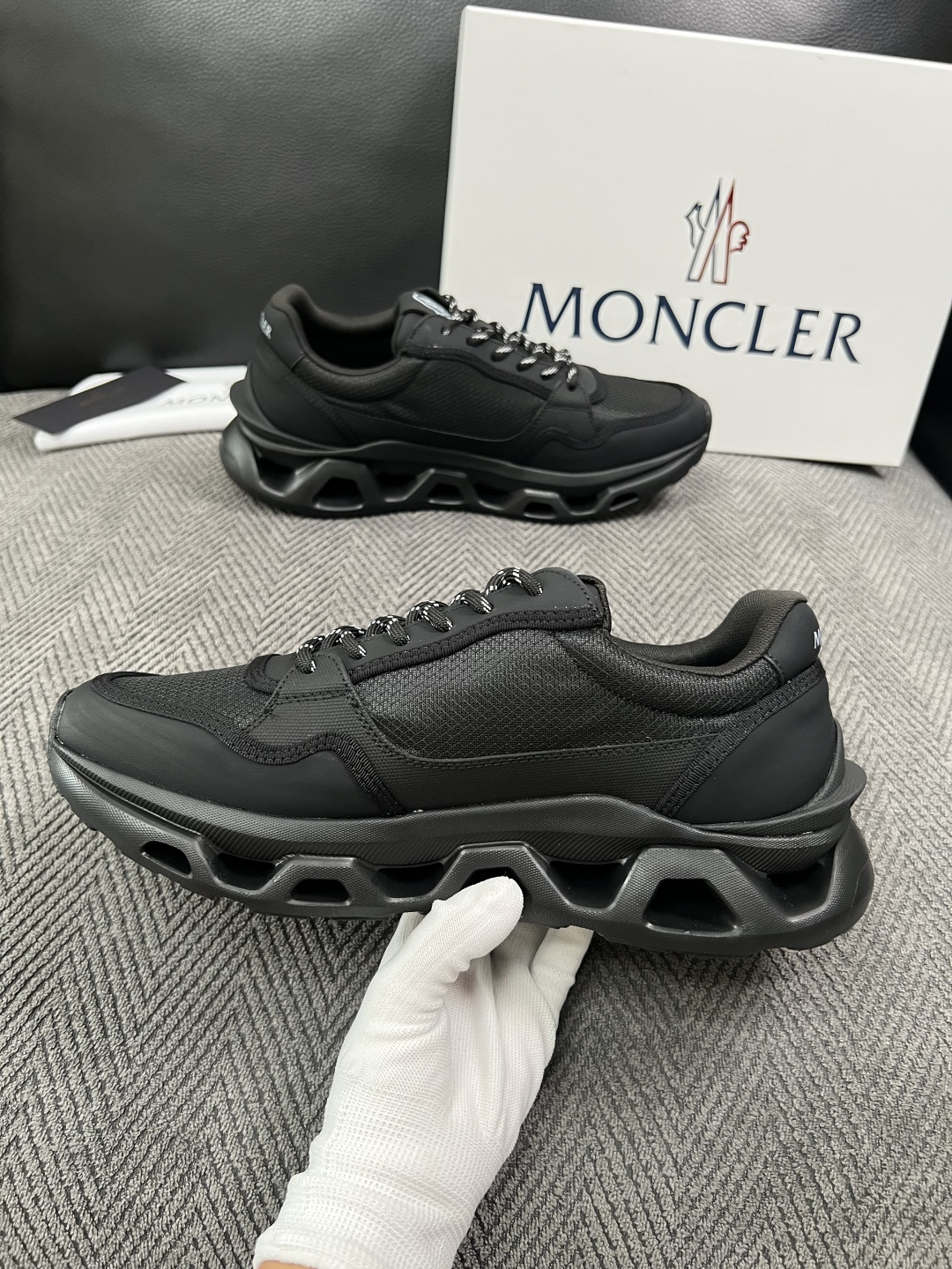 MONCLER  高品质  顶级工艺品   蒙口 新品专柜新款，原厂配置意大利进口牛皮搭配面料，高品质复杂拼接工艺，进口
