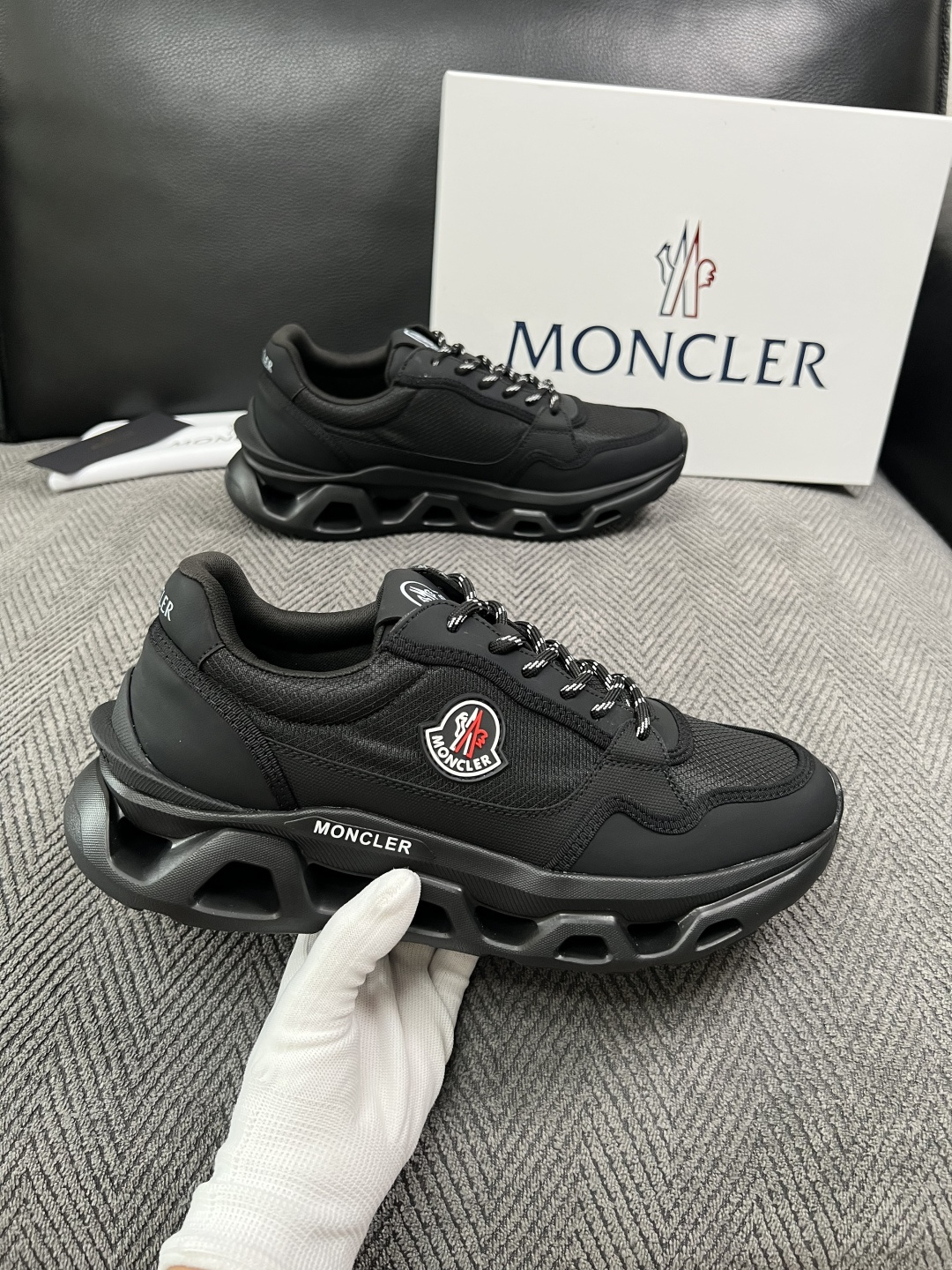 MONCLER  高品质  顶级工艺品   蒙口 新品专柜新款，原厂配置意大利进口牛皮搭配面料，高品质复杂拼接工艺，进口