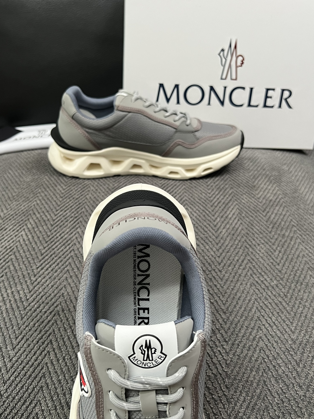 MONCLER  高品质  顶级工艺品   蒙口 新品专柜新款，原厂配置意大利进口牛皮搭配面料，高品质复杂拼接工艺，进口