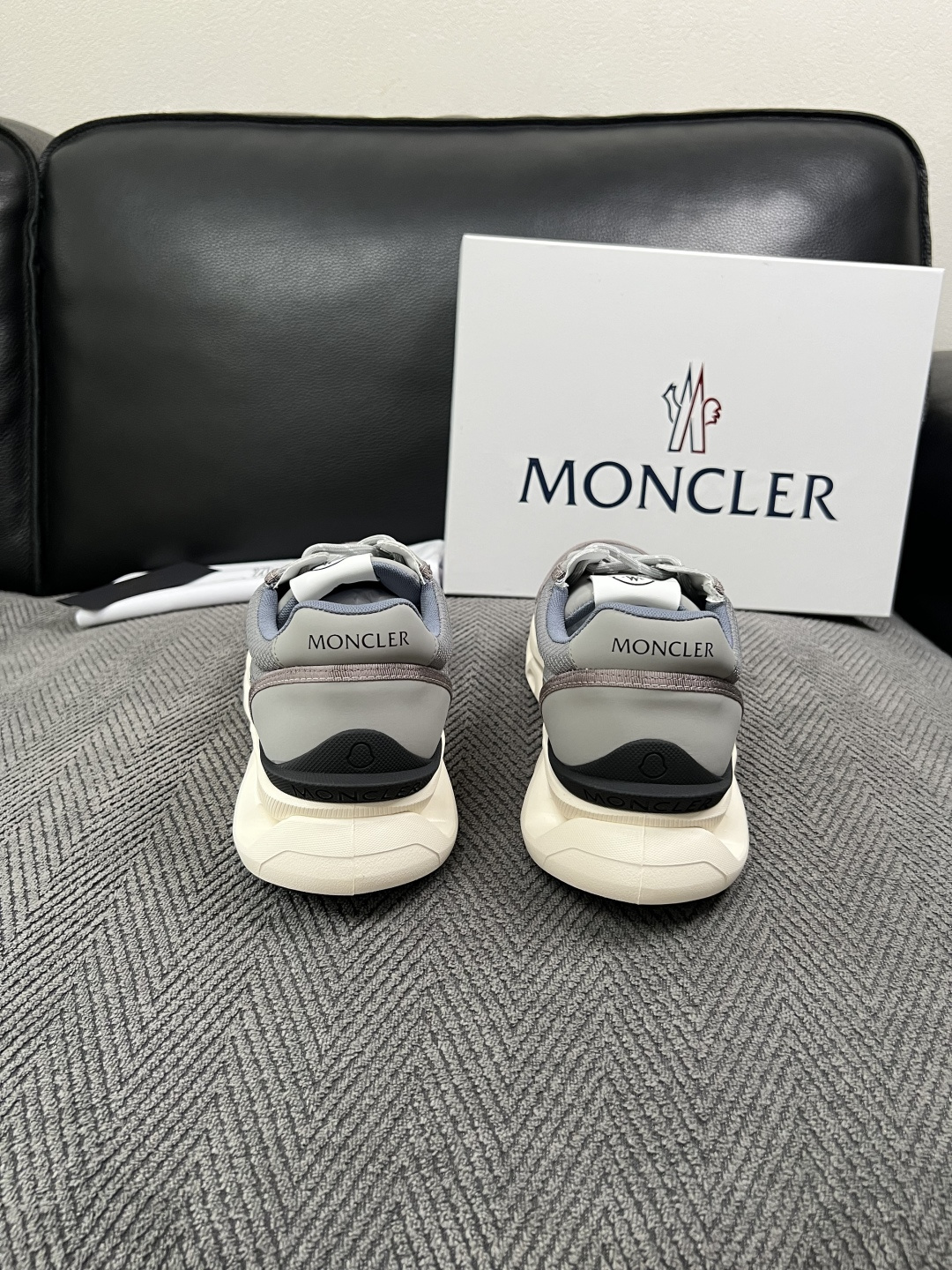 MONCLER  高品质  顶级工艺品   蒙口 新品专柜新款，原厂配置意大利进口牛皮搭配面料，高品质复杂拼接工艺，进口