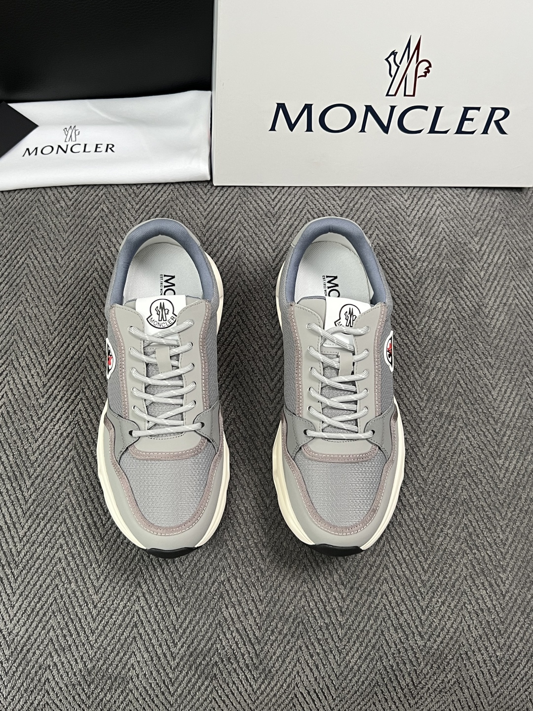 MONCLER  高品质  顶级工艺品   蒙口 新品专柜新款，原厂配置意大利进口牛皮搭配面料，高品质复杂拼接工艺，进口