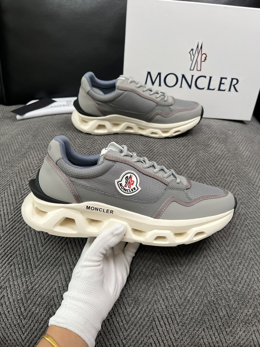 MONCLER  高品质  顶级工艺品   蒙口 新品专柜新款，原厂配置意大利进口牛皮搭配面料，高品质复杂拼接工艺，进口