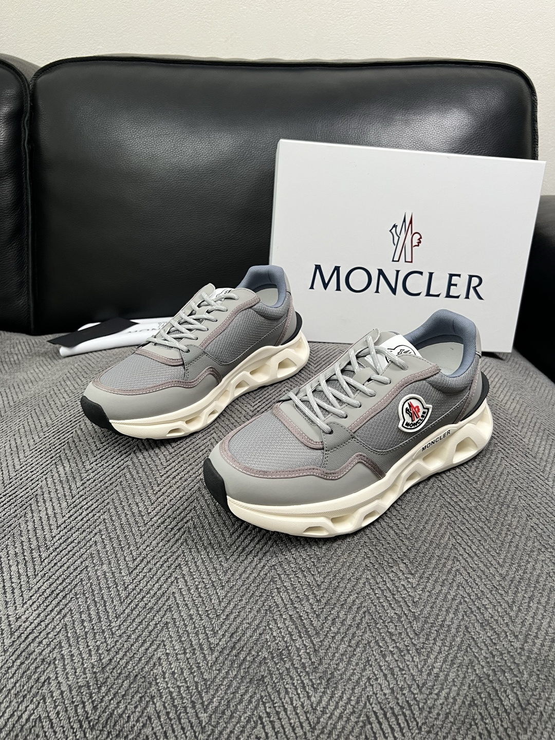 MONCLER  高品质  顶级工艺品   蒙口 新品专柜新款，原厂配置意大利进口牛皮搭配面料，高品质复杂拼接工艺，进口