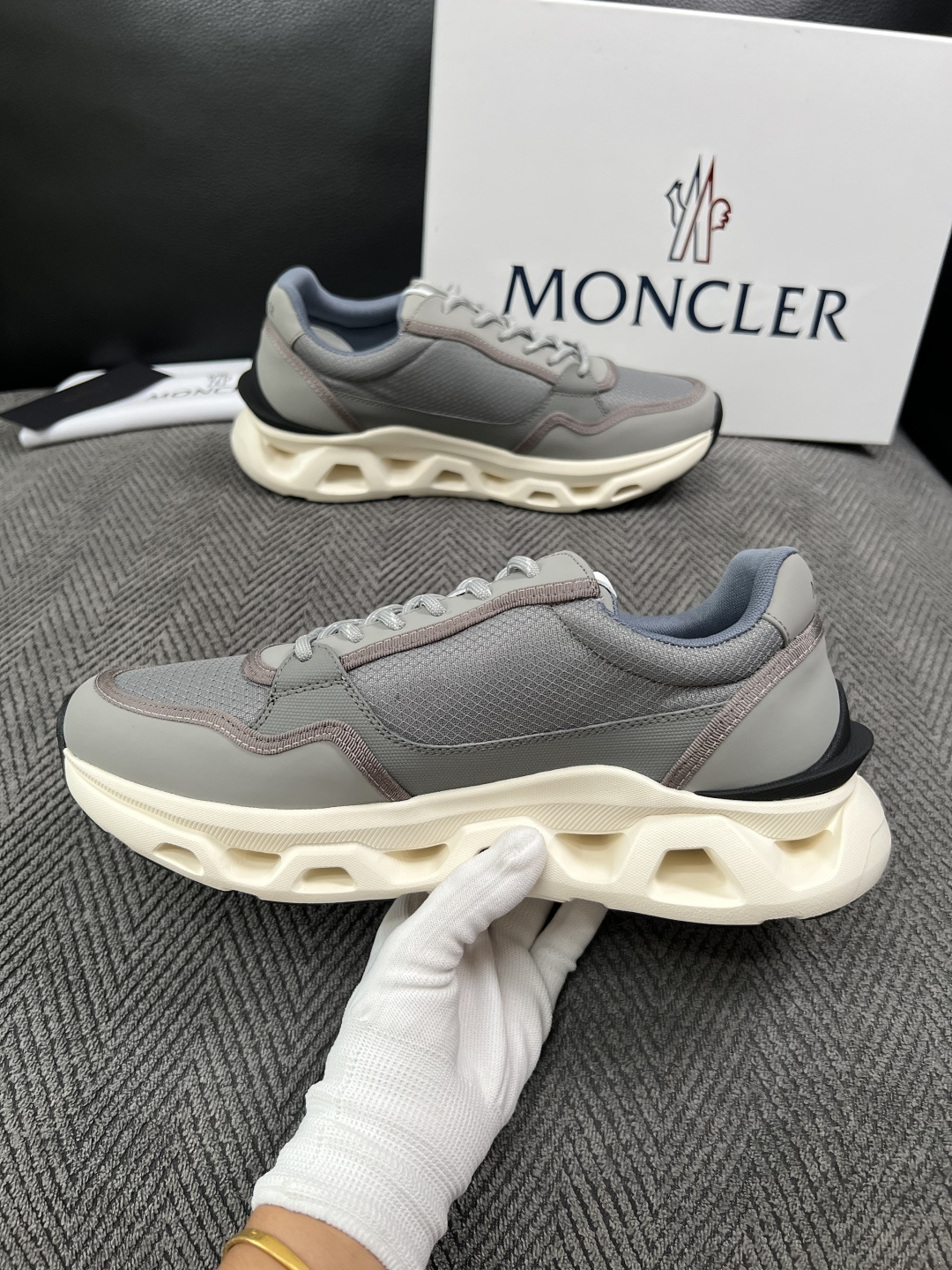 MONCLER  高品质  顶级工艺品   蒙口 新品专柜新款，原厂配置意大利进口牛皮搭配面料，高品质复杂拼接工艺，进口