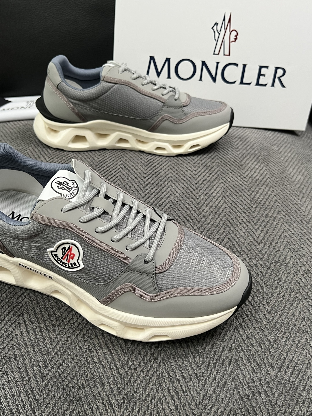 MONCLER  高品质  顶级工艺品   蒙口 新品专柜新款，原厂配置意大利进口牛皮搭配面料，高品质复杂拼接工艺，进口