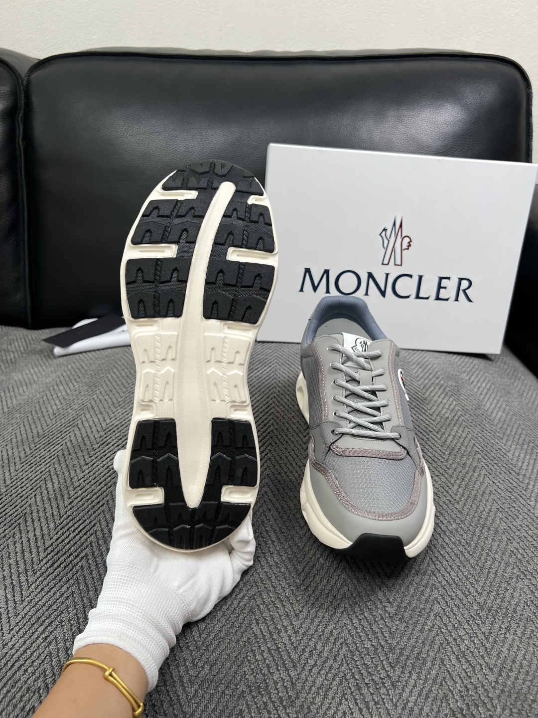 MONCLER  高品质  顶级工艺品   蒙口 新品专柜新款，原厂配置意大利进口牛皮搭配面料，高品质复杂拼接工艺，进口