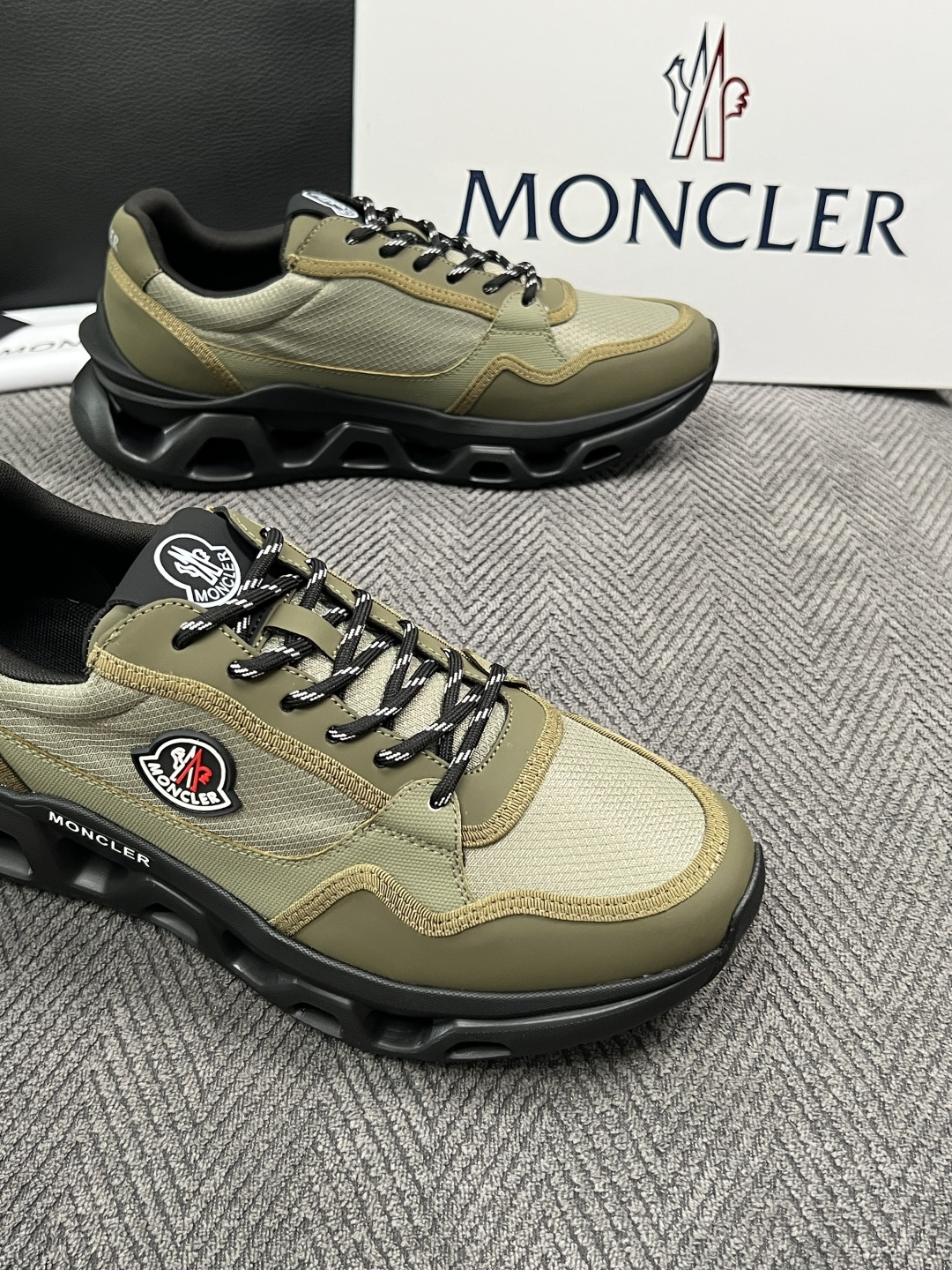 MONCLER  高品质  顶级工艺品   蒙口 新品专柜新款，原厂配置意大利进口牛皮搭配面料，高品质复杂拼接工艺，进口