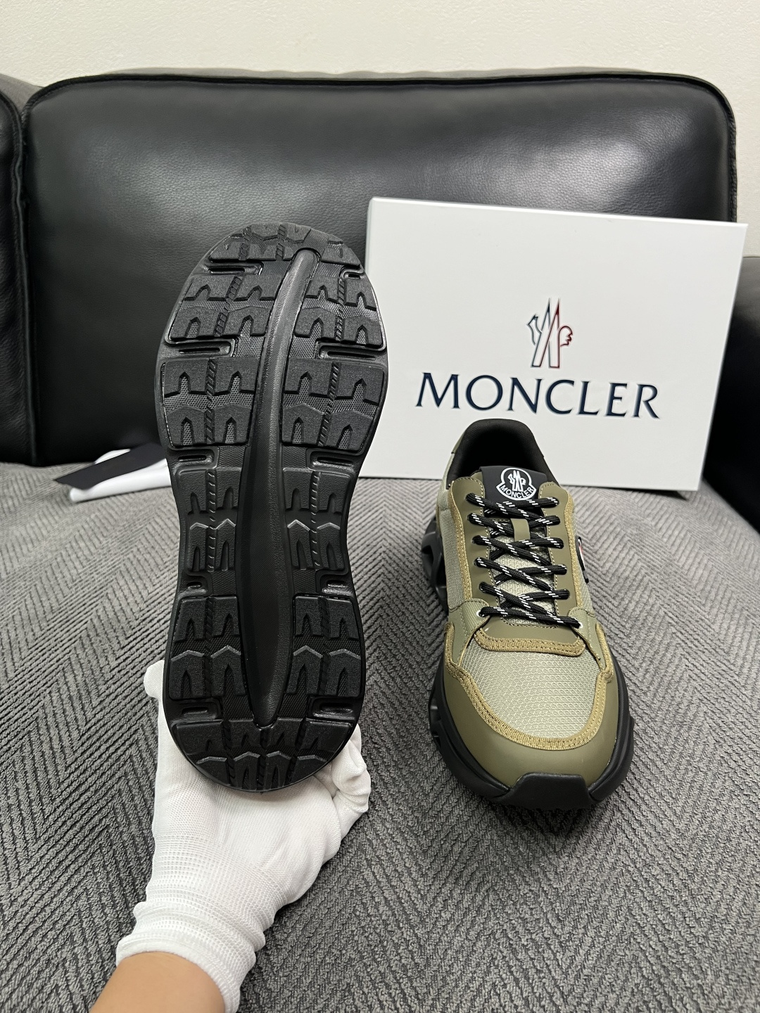 MONCLER  高品质  顶级工艺品   蒙口 新品专柜新款，原厂配置意大利进口牛皮搭配面料，高品质复杂拼接工艺，进口