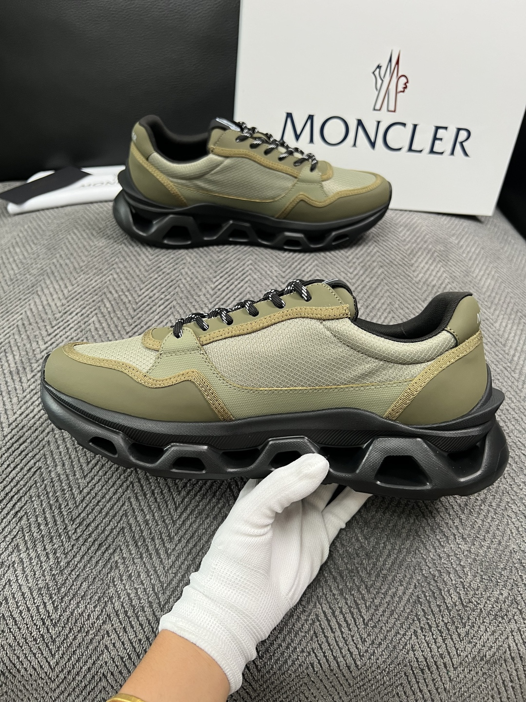MONCLER  高品质  顶级工艺品   蒙口 新品专柜新款，原厂配置意大利进口牛皮搭配面料，高品质复杂拼接工艺，进口