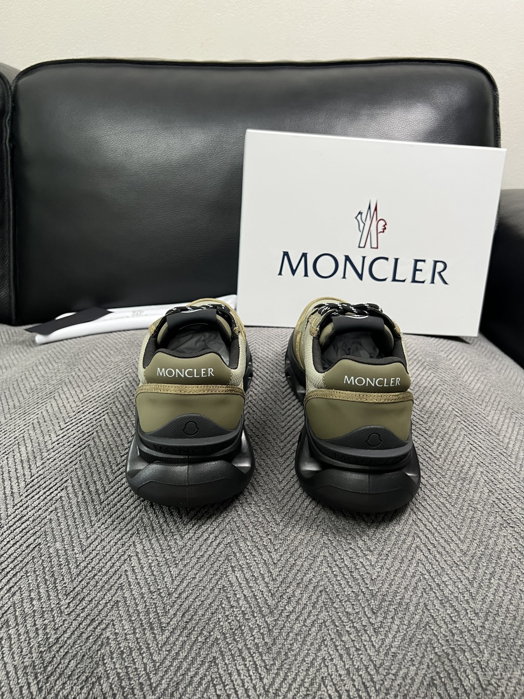 MONCLER  高品质  顶级工艺品   蒙口 新品专柜新款，原厂配置意大利进口牛皮搭配面料，高品质复杂拼接工艺，进口