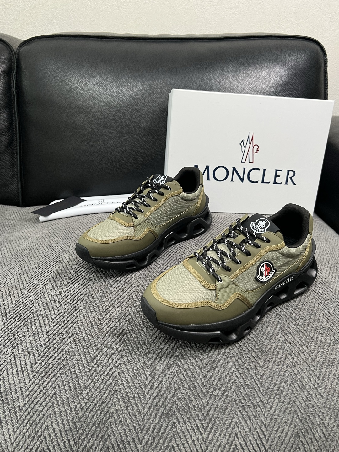 MONCLER  高品质  顶级工艺品   蒙口 新品专柜新款，原厂配置意大利进口牛皮搭配面料，高品质复杂拼接工艺，进口