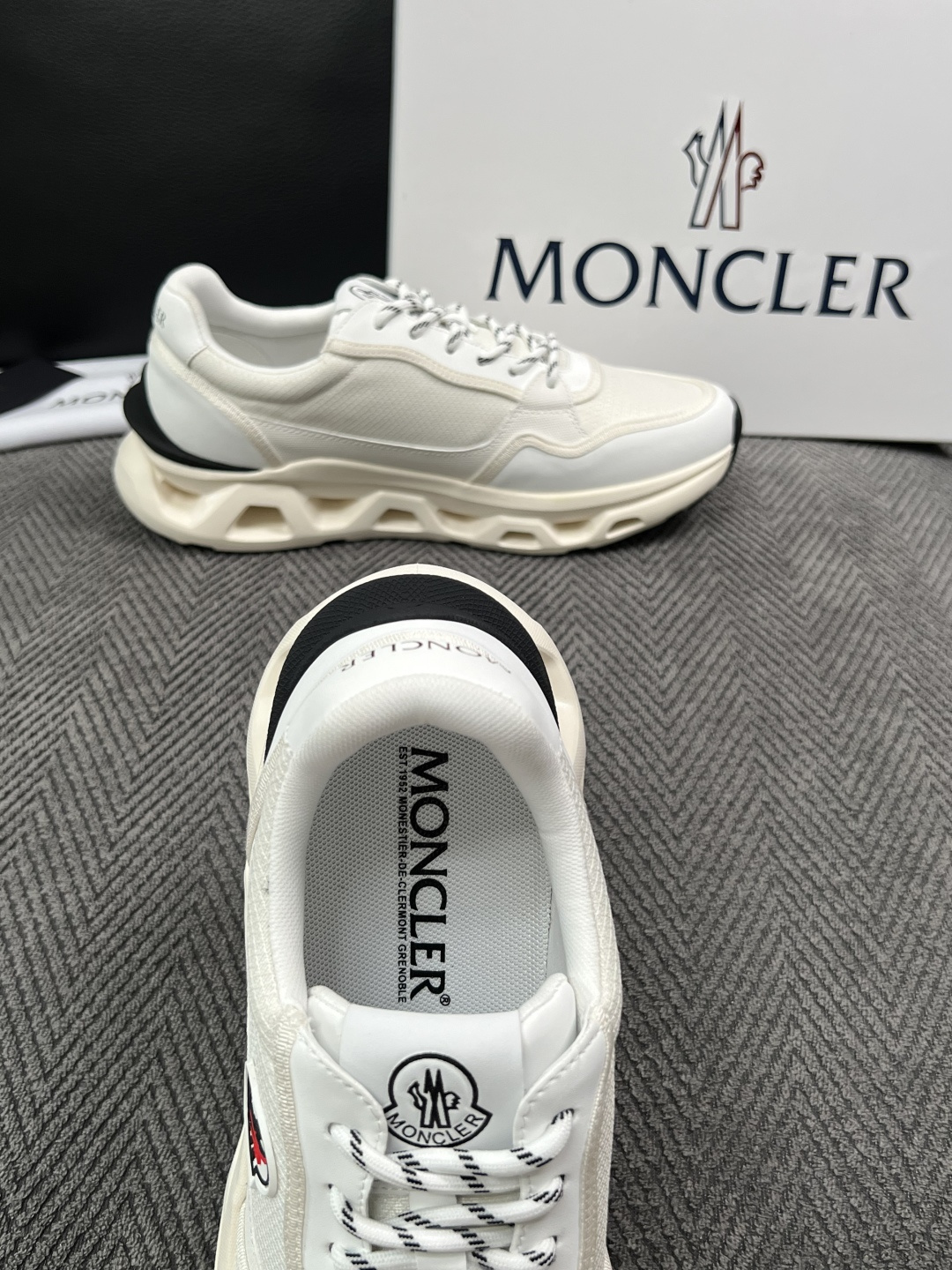 MONCLER  高品质  顶级工艺品   蒙口 新品专柜新款，原厂配置意大利进口牛皮搭配面料，高品质复杂拼接工艺，进口