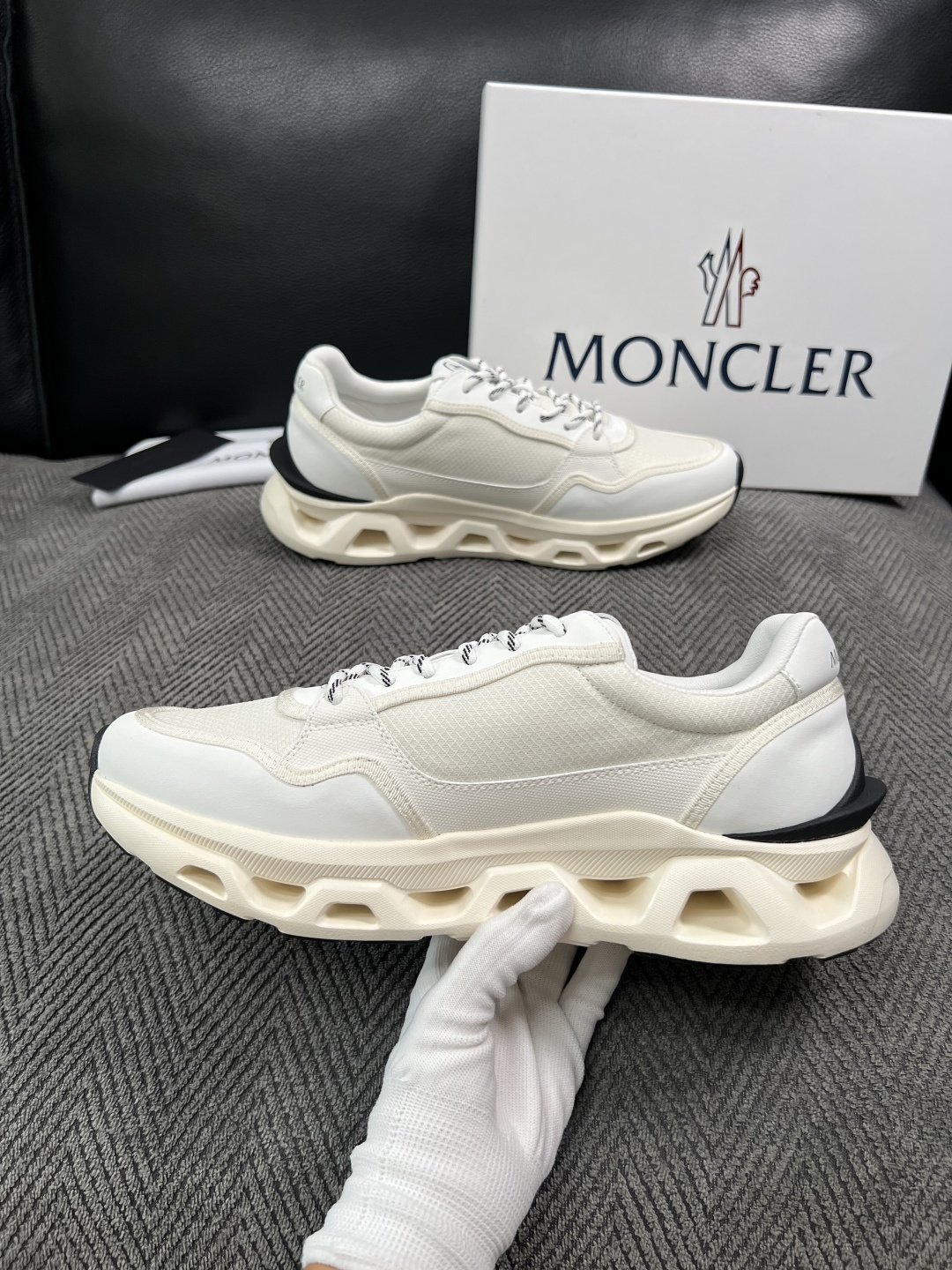 MONCLER  高品质  顶级工艺品   蒙口 新品专柜新款，原厂配置意大利进口牛皮搭配面料，高品质复杂拼接工艺，进口