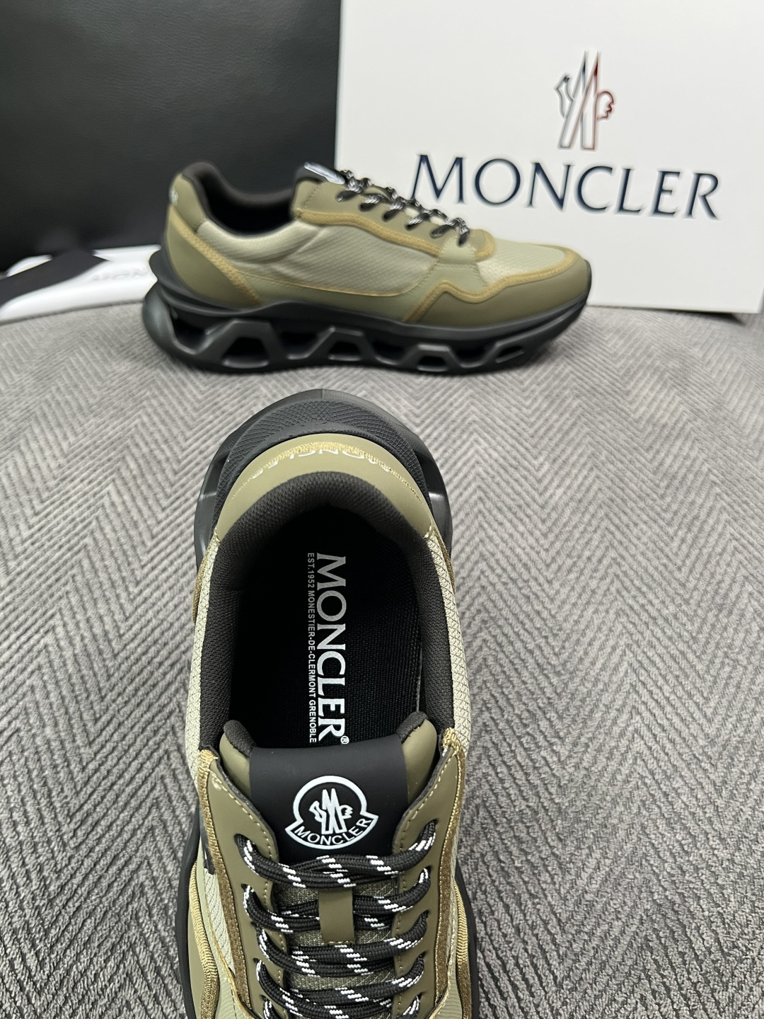 MONCLER  高品质  顶级工艺品   蒙口 新品专柜新款，原厂配置意大利进口牛皮搭配面料，高品质复杂拼接工艺，进口