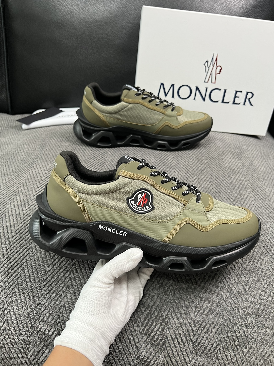 MONCLER  高品质  顶级工艺品   蒙口 新品专柜新款，原厂配置意大利进口牛皮搭配面料，高品质复杂拼接工艺，进口