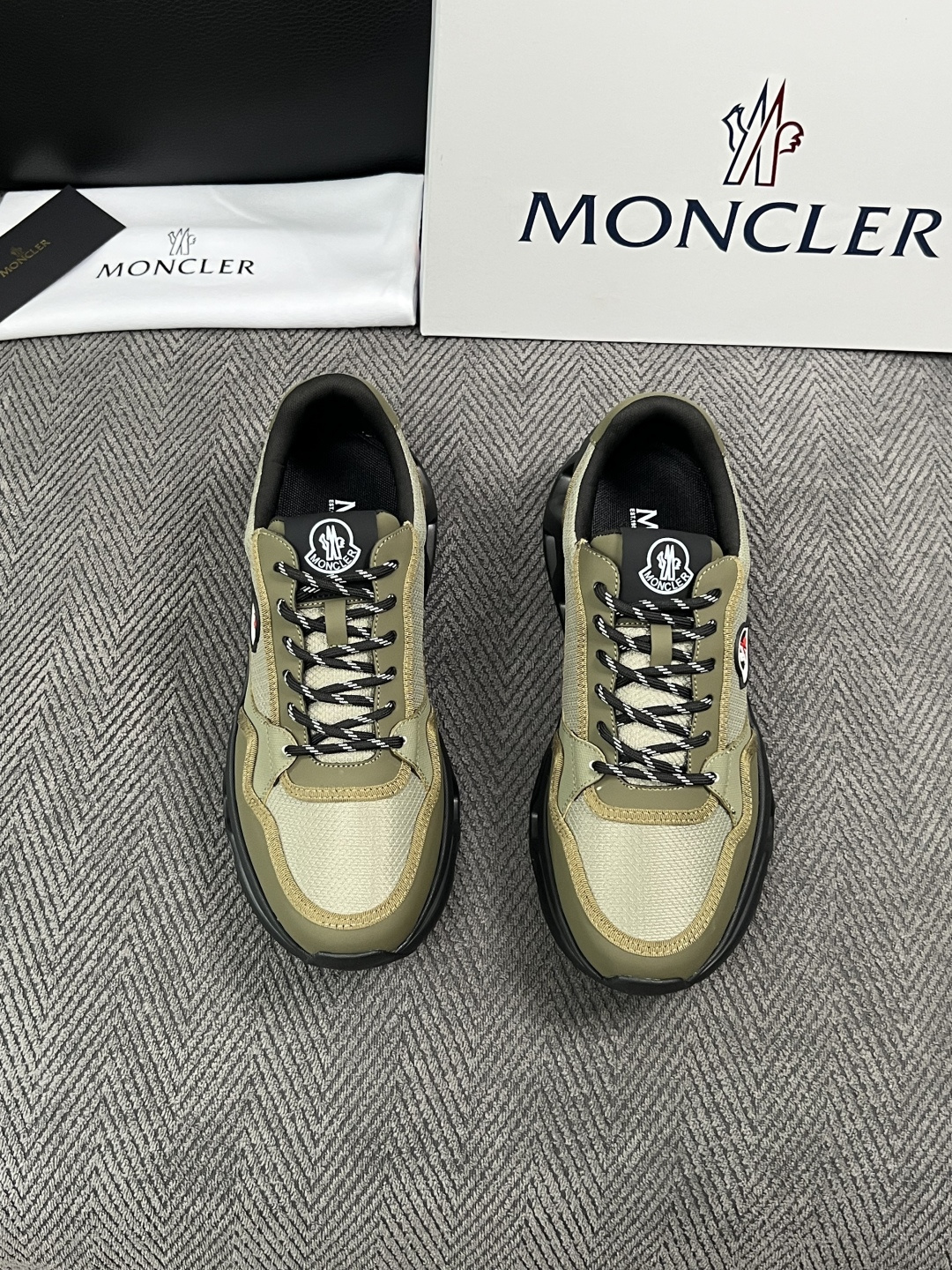 MONCLER  高品质  顶级工艺品   蒙口 新品专柜新款，原厂配置意大利进口牛皮搭配面料，高品质复杂拼接工艺，进口