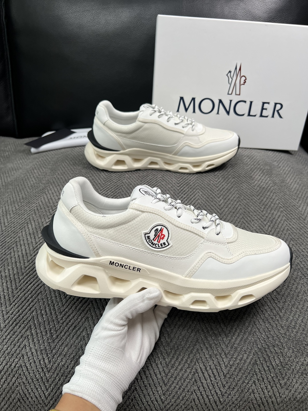 MONCLER  高品质  顶级工艺品   蒙口 新品专柜新款，原厂配置意大利进口牛皮搭配面料，高品质复杂拼接工艺，进口