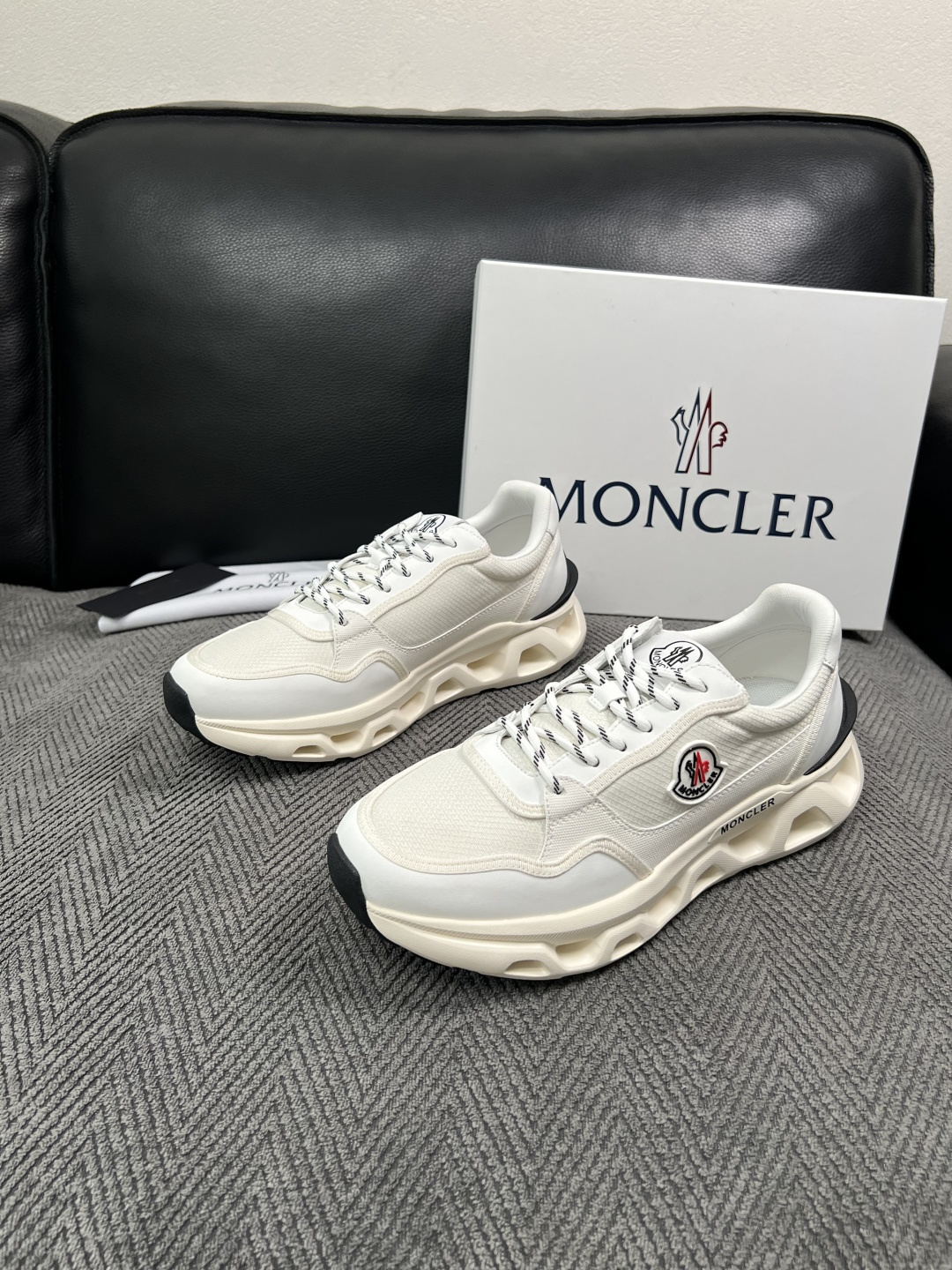 MONCLER  高品质  顶级工艺品   蒙口 新品专柜新款，原厂配置意大利进口牛皮搭配面料，高品质复杂拼接工艺，进口