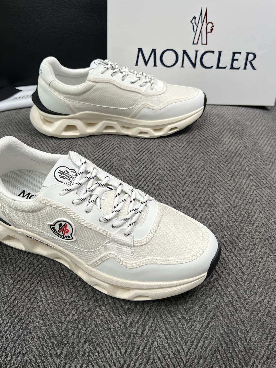 MONCLER  高品质  顶级工艺品   蒙口 新品专柜新款，原厂配置意大利进口牛皮搭配面料，高品质复杂拼接工艺，进口