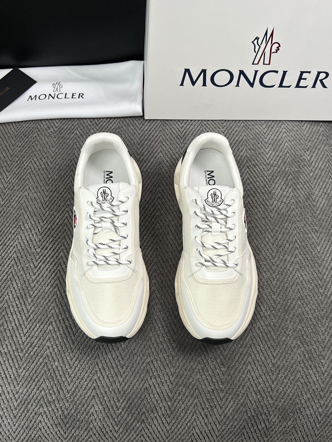 MONCLER  高品质  顶级工艺品   蒙口 新品专柜新款，原厂配置意大利进口牛皮搭配面料，高品质复杂拼接工艺，进口