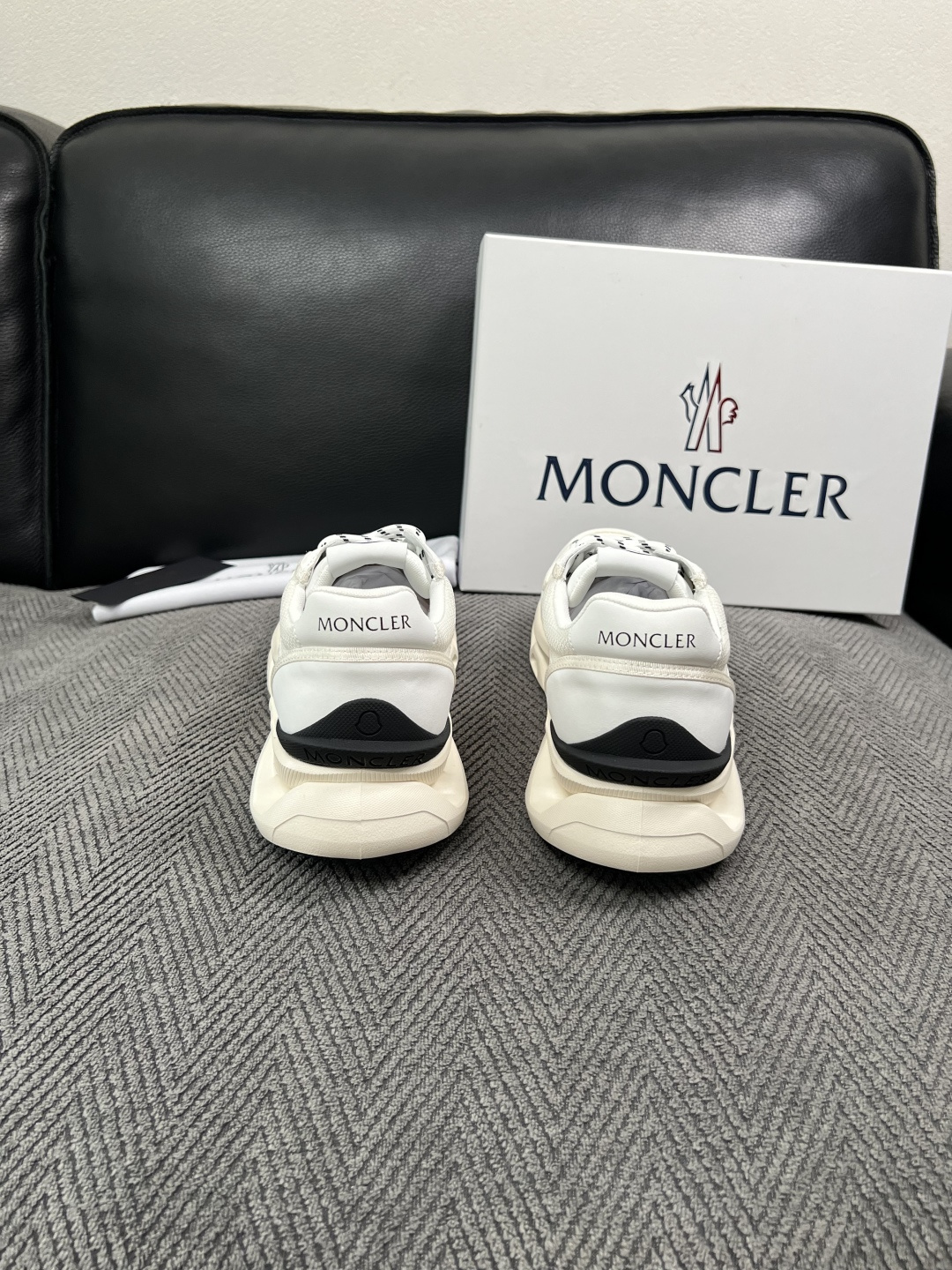 MONCLER  高品质  顶级工艺品   蒙口 新品专柜新款，原厂配置意大利进口牛皮搭配面料，高品质复杂拼接工艺，进口