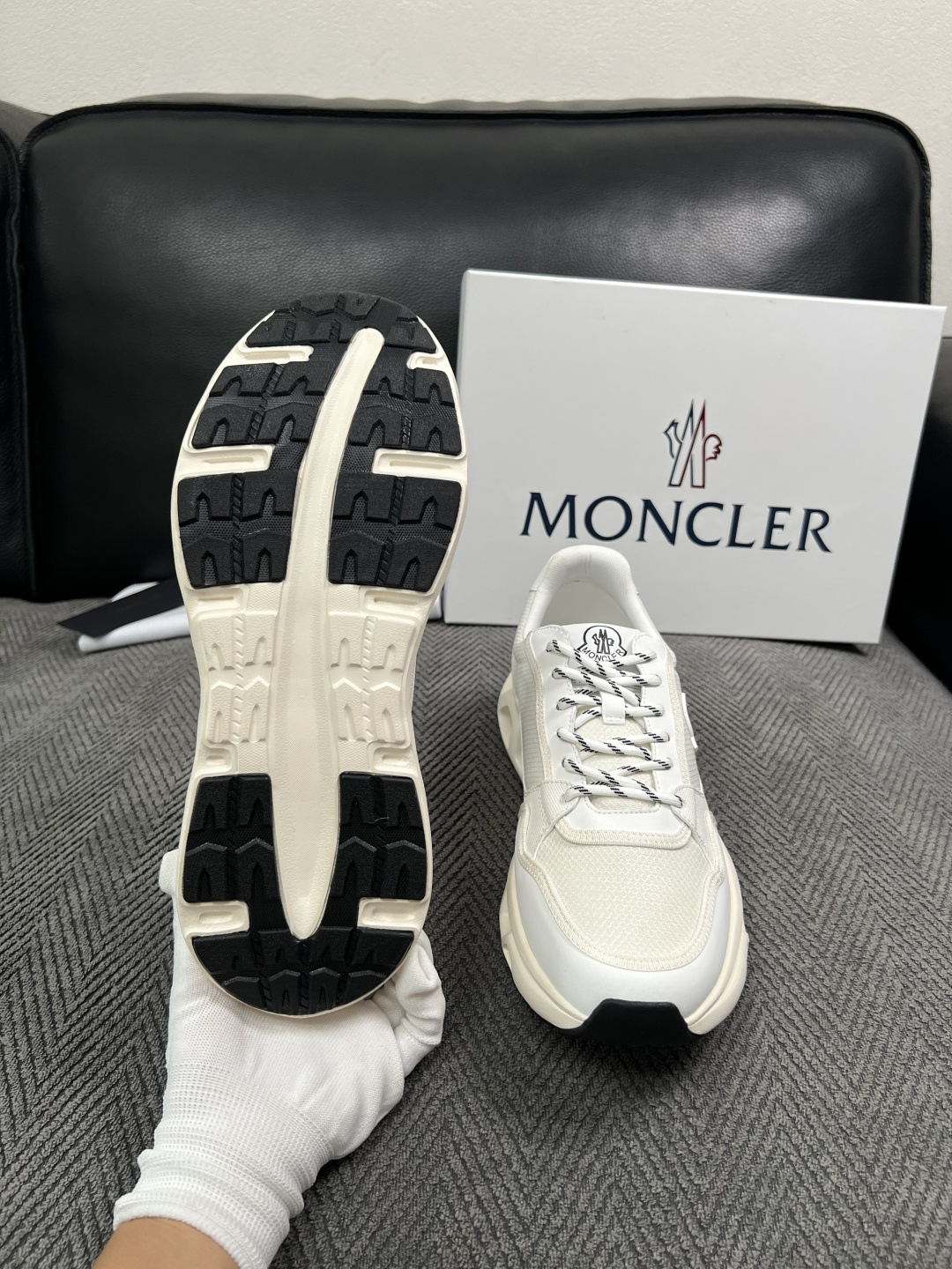 MONCLER  高品质  顶级工艺品   蒙口 新品专柜新款，原厂配置意大利进口牛皮搭配面料，高品质复杂拼接工艺，进口