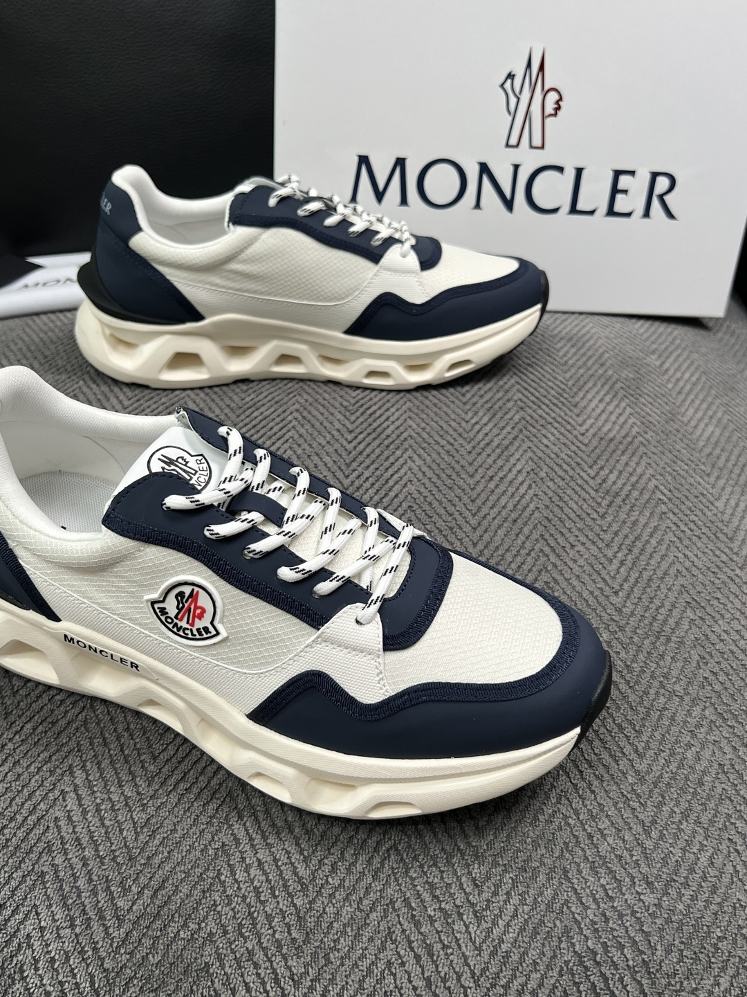 MONCLER  高品质  顶级工艺品   蒙口 新品专柜新款，原厂配置意大利进口牛皮搭配面料，高品质复杂拼接工艺，进口