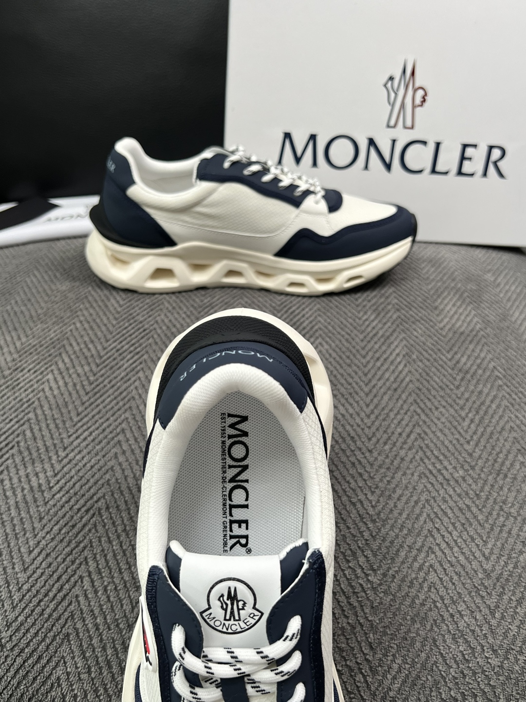 MONCLER  高品质  顶级工艺品   蒙口 新品专柜新款，原厂配置意大利进口牛皮搭配面料，高品质复杂拼接工艺，进口