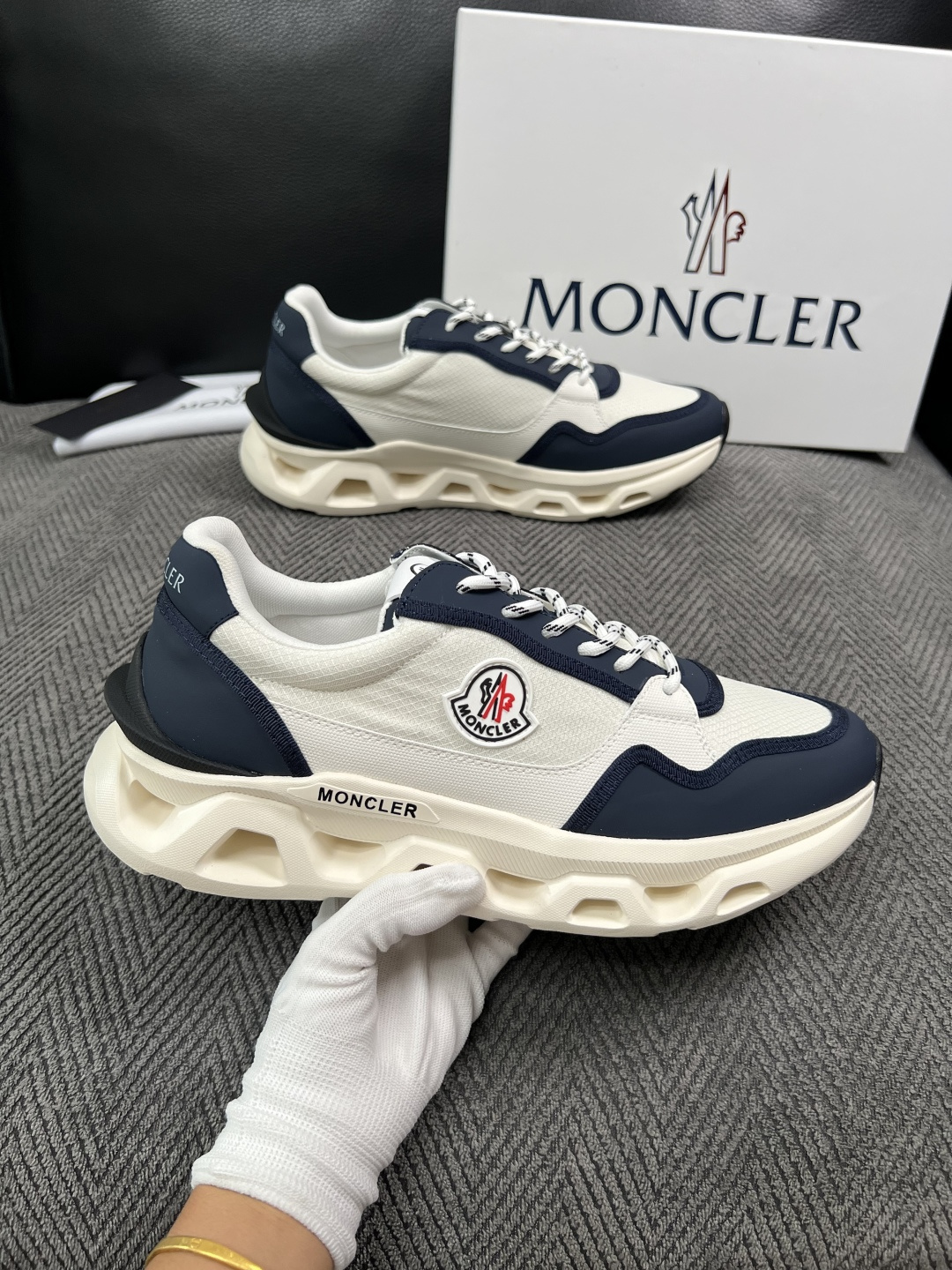 MONCLER  高品质  顶级工艺品   蒙口 新品专柜新款，原厂配置意大利进口牛皮搭配面料，高品质复杂拼接工艺，进口