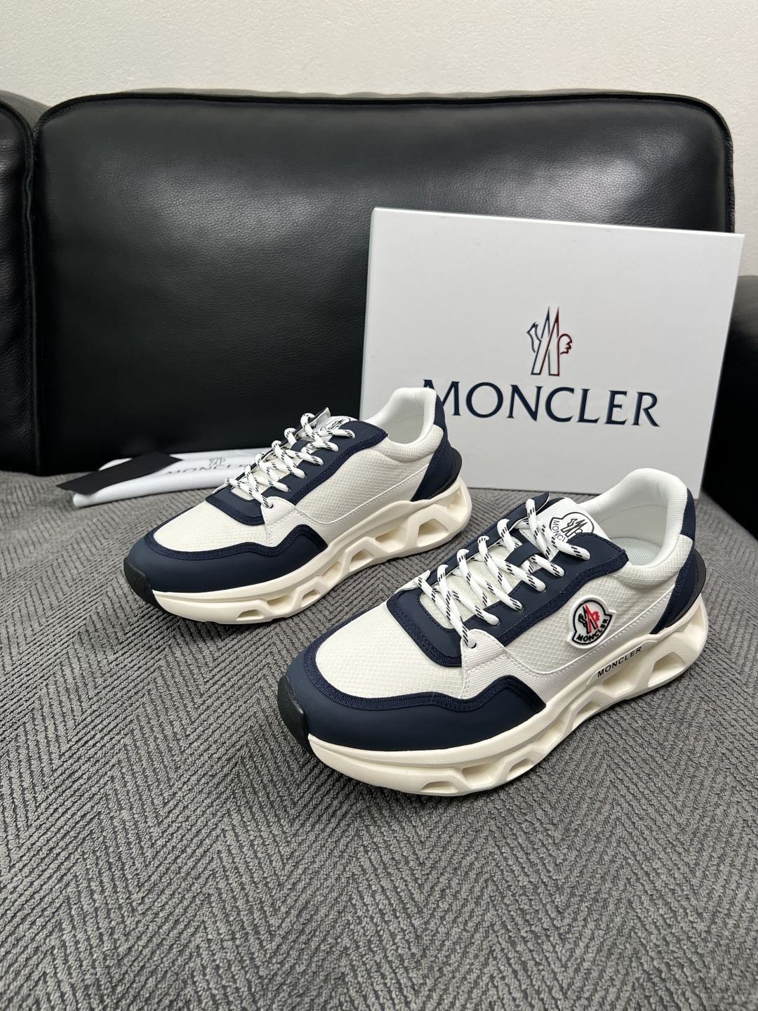 MONCLER  高品质  顶级工艺品   蒙口 新品专柜新款，原厂配置意大利进口牛皮搭配面料，高品质复杂拼接工艺，进口
