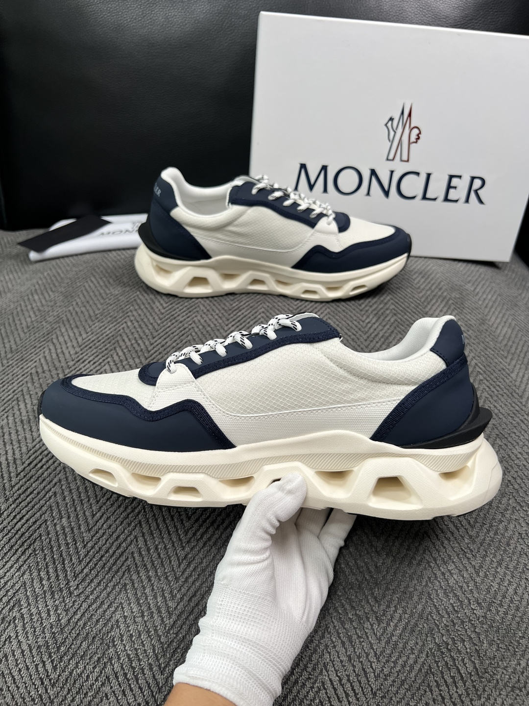 MONCLER  高品质  顶级工艺品   蒙口 新品专柜新款，原厂配置意大利进口牛皮搭配面料，高品质复杂拼接工艺，进口