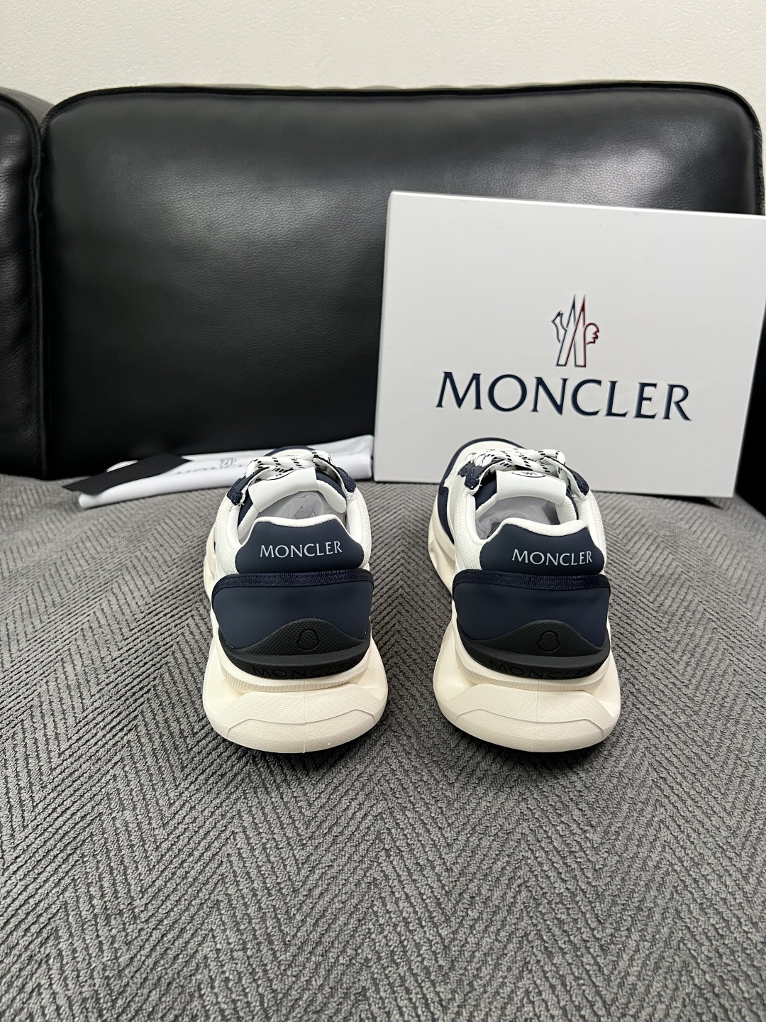 MONCLER  高品质  顶级工艺品   蒙口 新品专柜新款，原厂配置意大利进口牛皮搭配面料，高品质复杂拼接工艺，进口