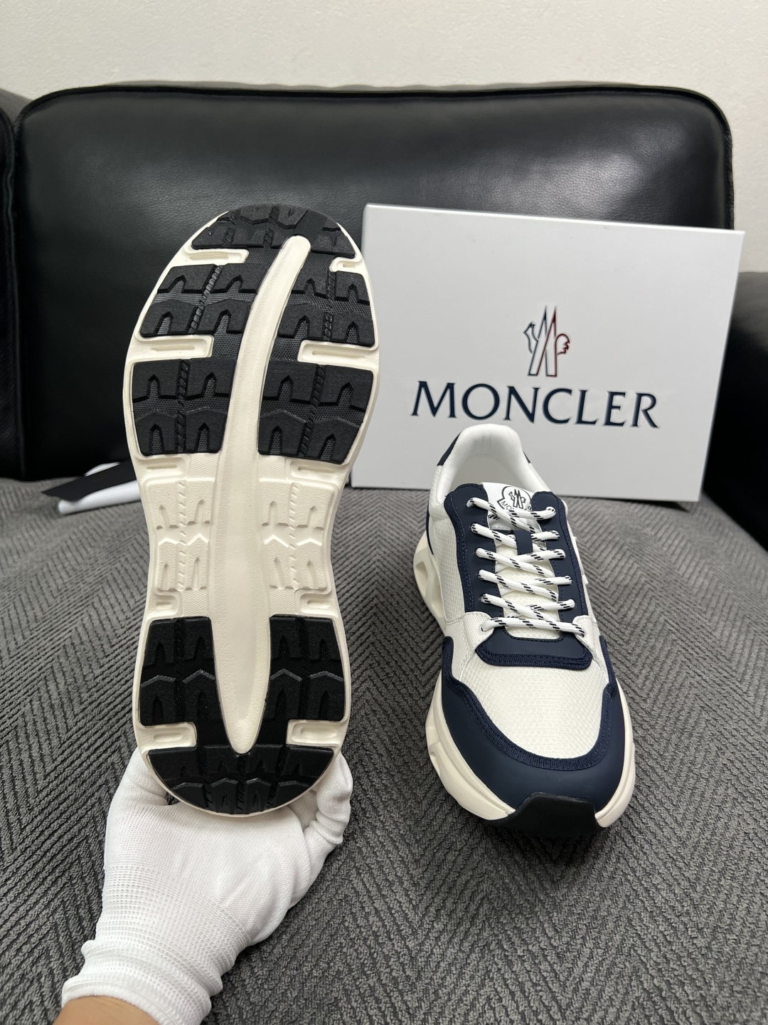 MONCLER  高品质  顶级工艺品   蒙口 新品专柜新款，原厂配置意大利进口牛皮搭配面料，高品质复杂拼接工艺，进口