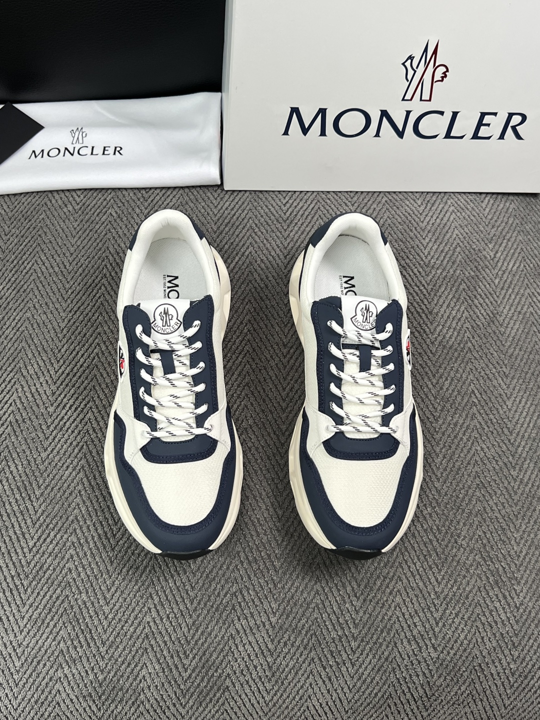 MONCLER  高品质  顶级工艺品   蒙口 新品专柜新款，原厂配置意大利进口牛皮搭配面料，高品质复杂拼接工艺，进口