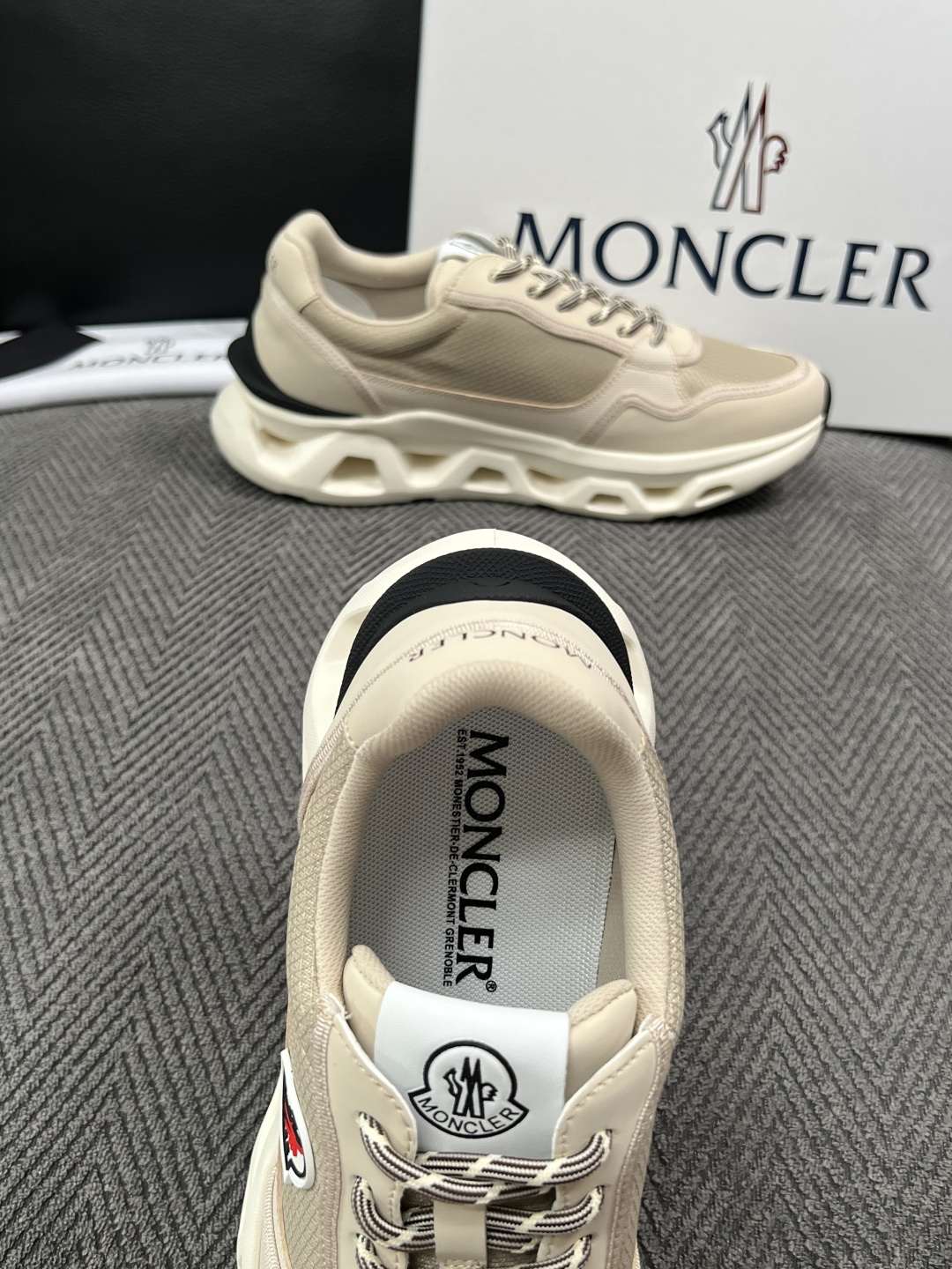 MONCLER  高品质  顶级工艺品   蒙口 新品专柜新款，原厂配置意大利进口牛皮搭配面料，高品质复杂拼接工艺，进口