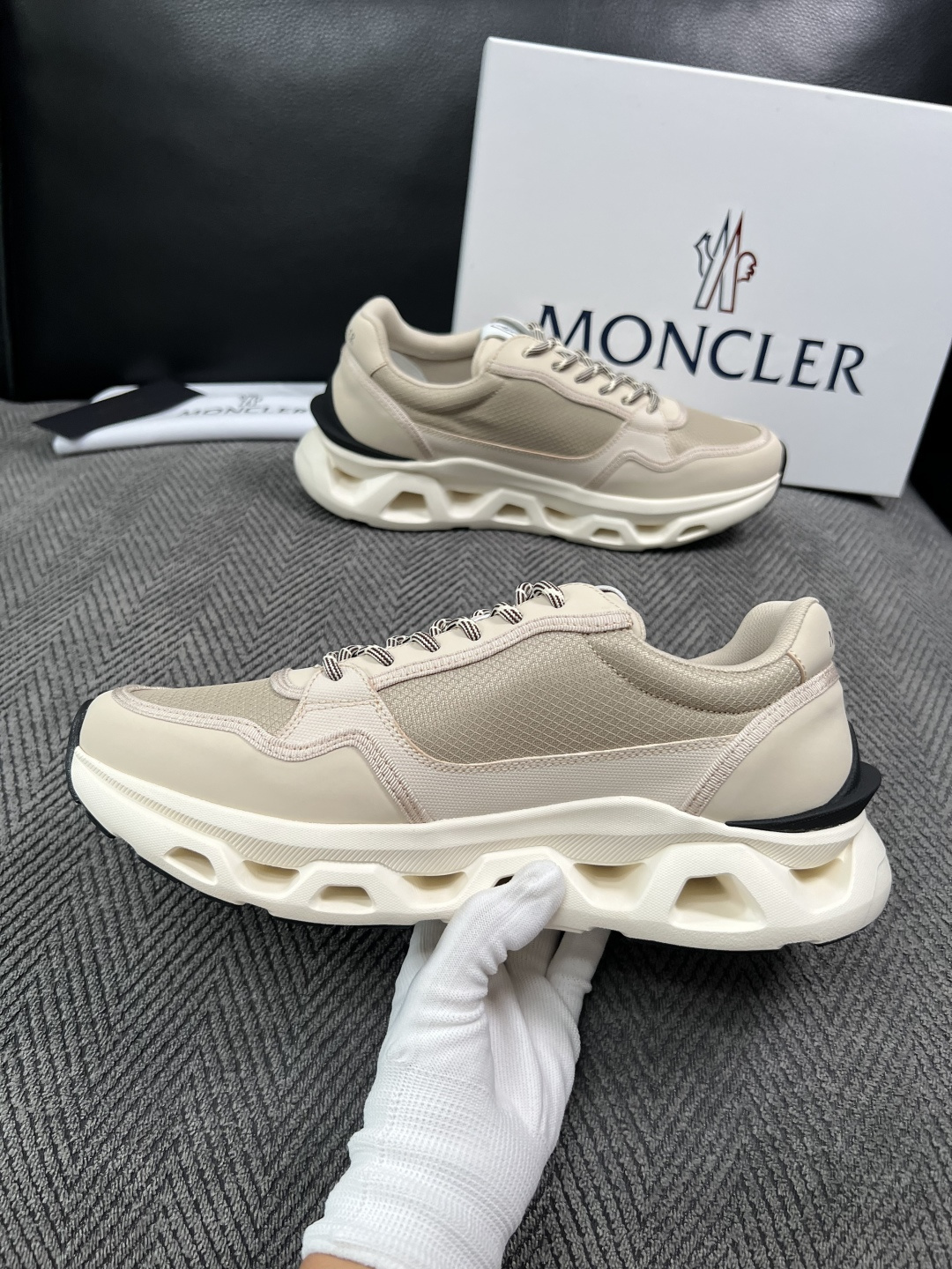 MONCLER  高品质  顶级工艺品   蒙口 新品专柜新款，原厂配置意大利进口牛皮搭配面料，高品质复杂拼接工艺，进口