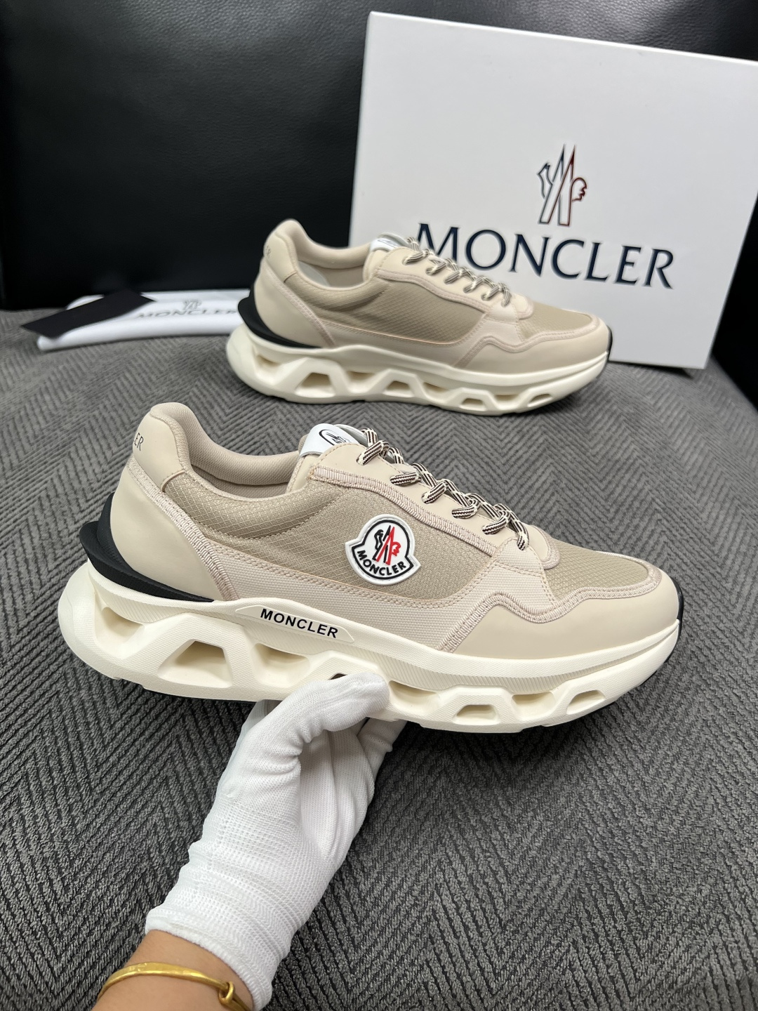 MONCLER  高品质  顶级工艺品   蒙口 新品专柜新款，原厂配置意大利进口牛皮搭配面料，高品质复杂拼接工艺，进口