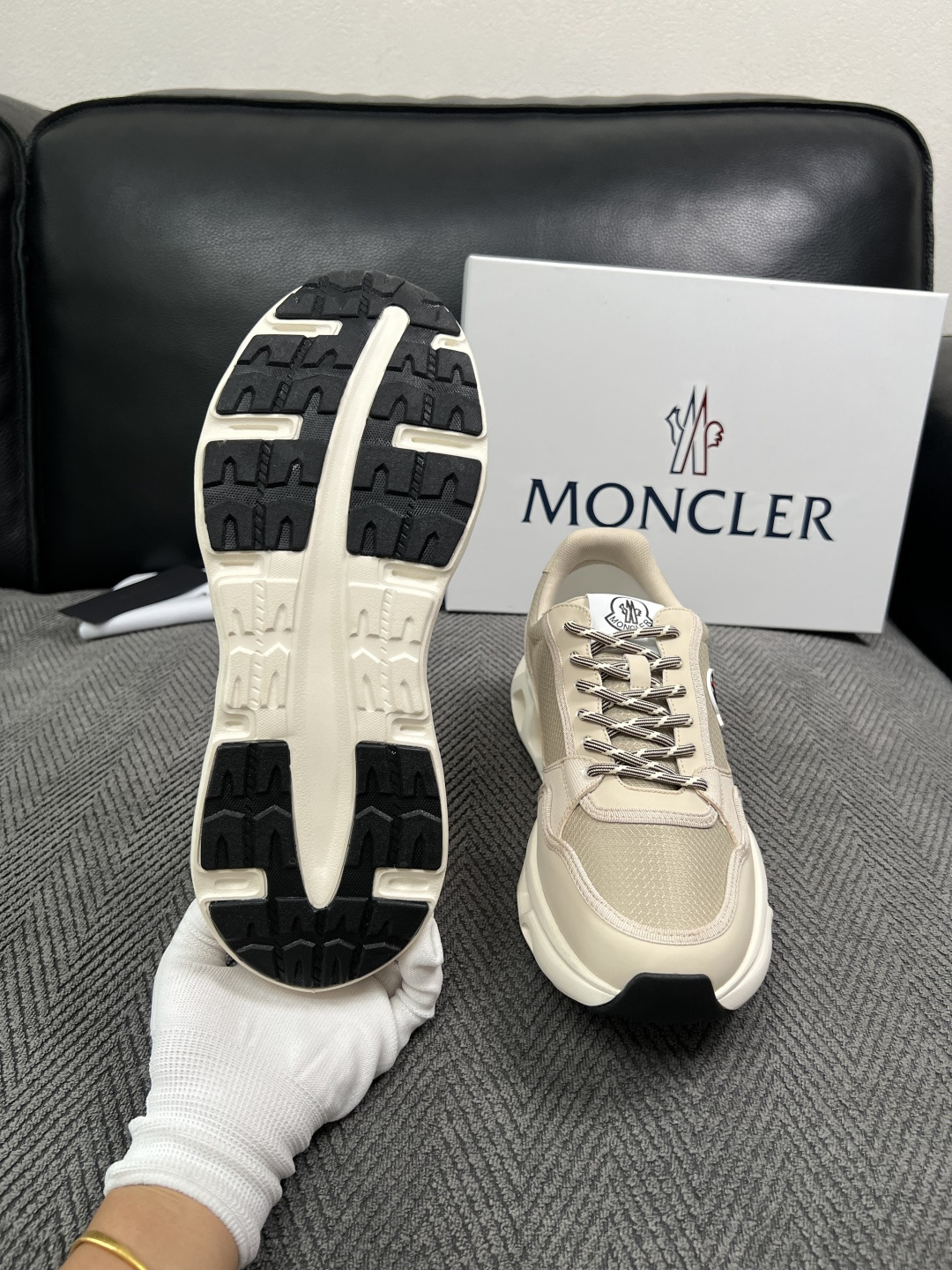 MONCLER  高品质  顶级工艺品   蒙口 新品专柜新款，原厂配置意大利进口牛皮搭配面料，高品质复杂拼接工艺，进口