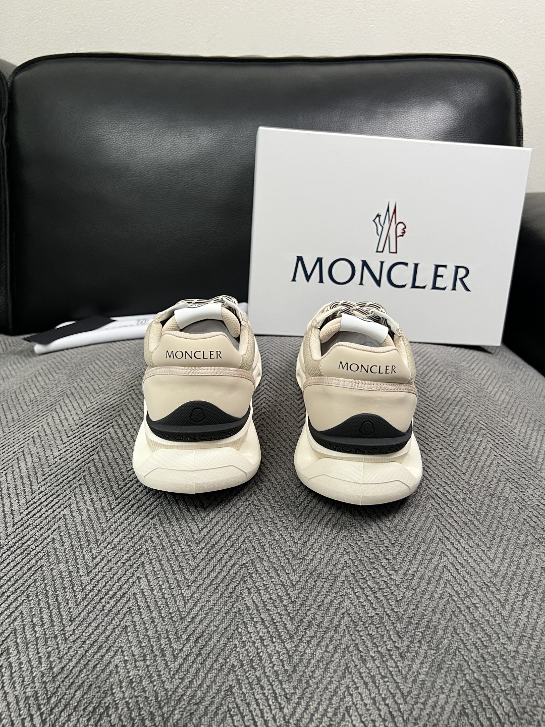 MONCLER  高品质  顶级工艺品   蒙口 新品专柜新款，原厂配置意大利进口牛皮搭配面料，高品质复杂拼接工艺，进口