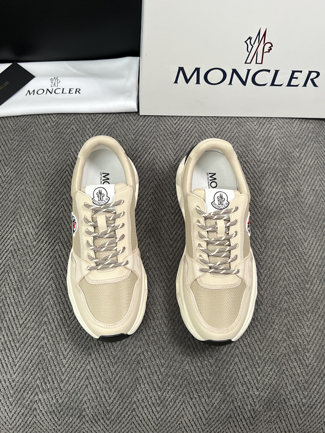 MONCLER  高品质  顶级工艺品   蒙口 新品专柜新款，原厂配置意大利进口牛皮搭配面料，高品质复杂拼接工艺，进口