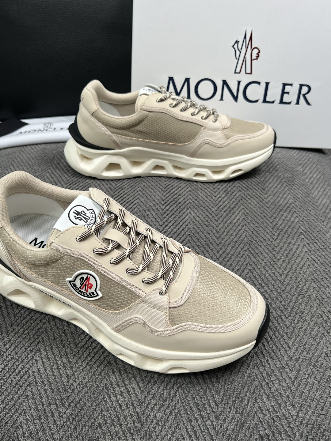 MONCLER  高品质  顶级工艺品   蒙口 新品专柜新款，原厂配置意大利进口牛皮搭配面料，高品质复杂拼接工艺，进口