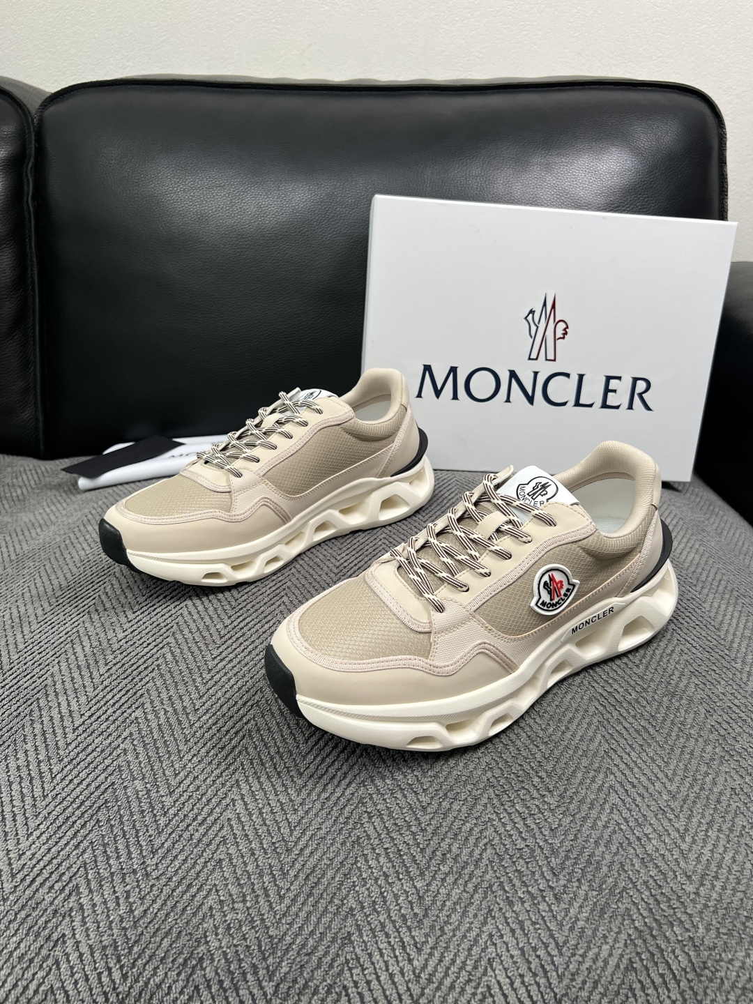 MONCLER  高品质  顶级工艺品   蒙口 新品专柜新款，原厂配置意大利进口牛皮搭配面料，高品质复杂拼接工艺，进口