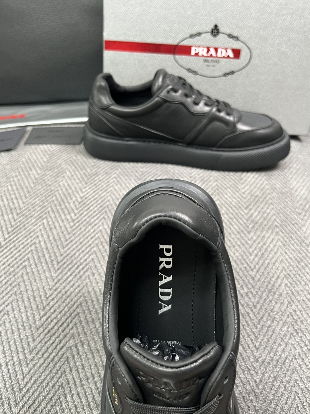 Prada  高品质  顶级工艺品，普拉达  专柜同步，原厂配置意大利进口牛皮面料，进口牛皮内里垫，透气舒适，鞋底：原厂