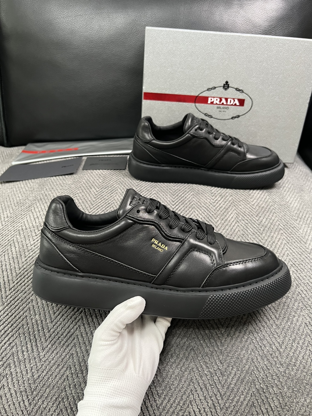 Prada  高品质  顶级工艺品，普拉达  专柜同步，原厂配置意大利进口牛皮面料，进口牛皮内里垫，透气舒适，鞋底：原厂